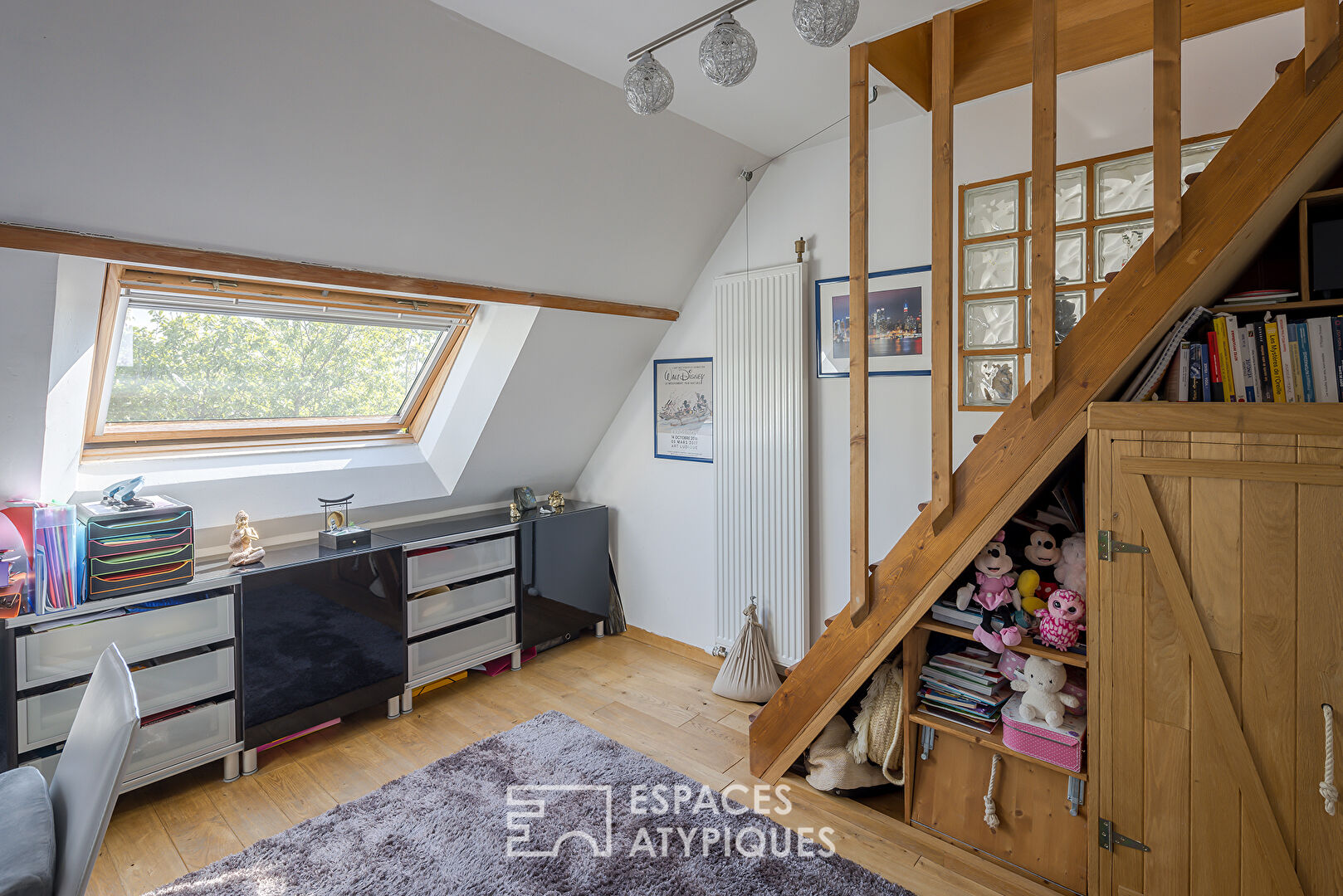 Maison familiale avec piscine couverte et jardin paysagé