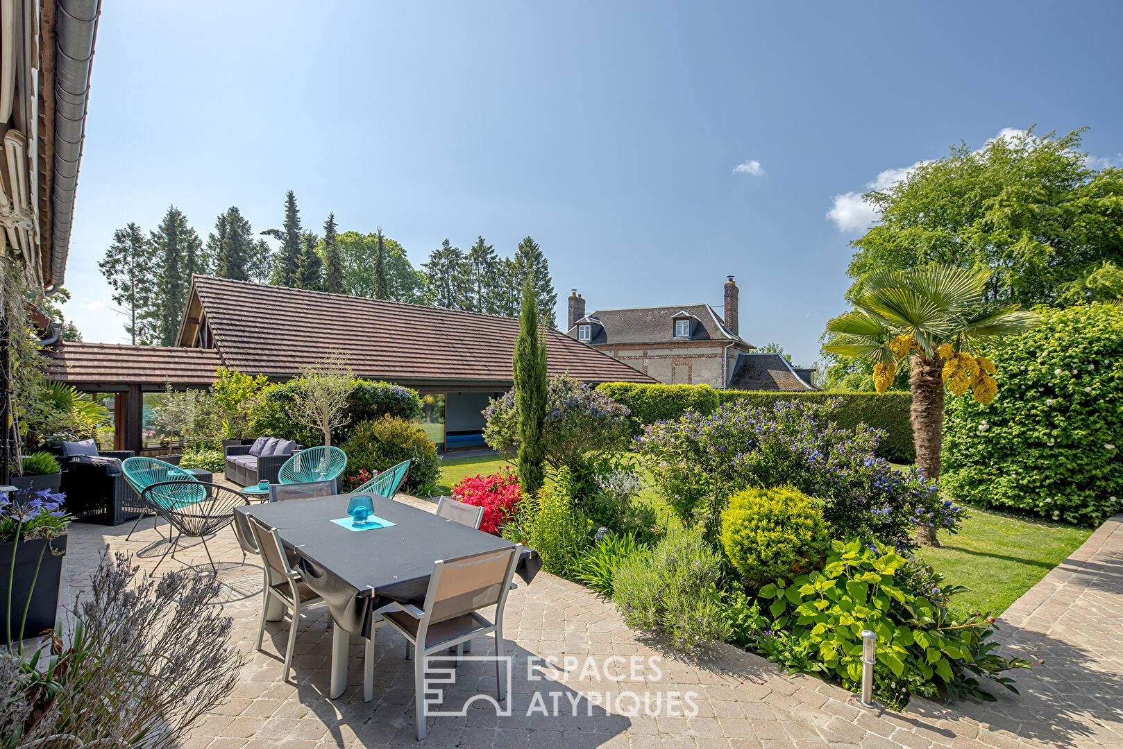 Maison familiale avec piscine couverte et jardin paysagé