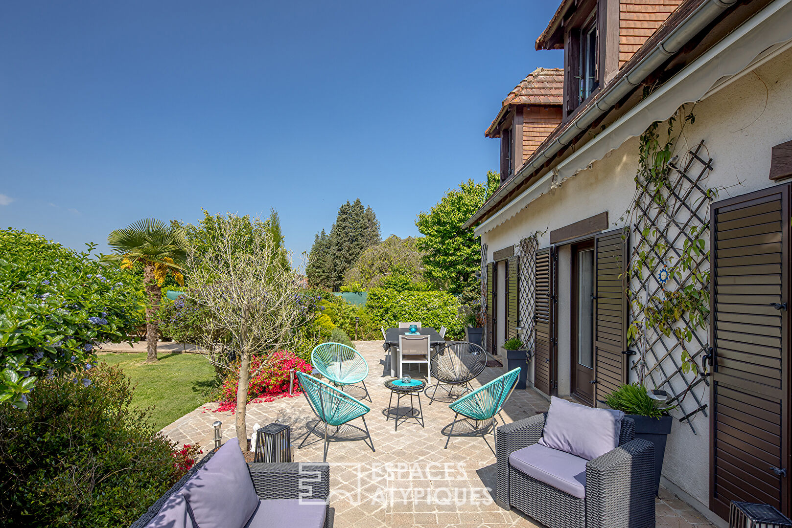 Maison familiale avec piscine couverte et jardin paysagé