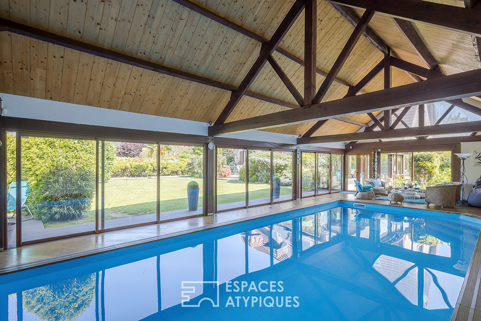 Maison familiale avec piscine couverte et jardin paysagé