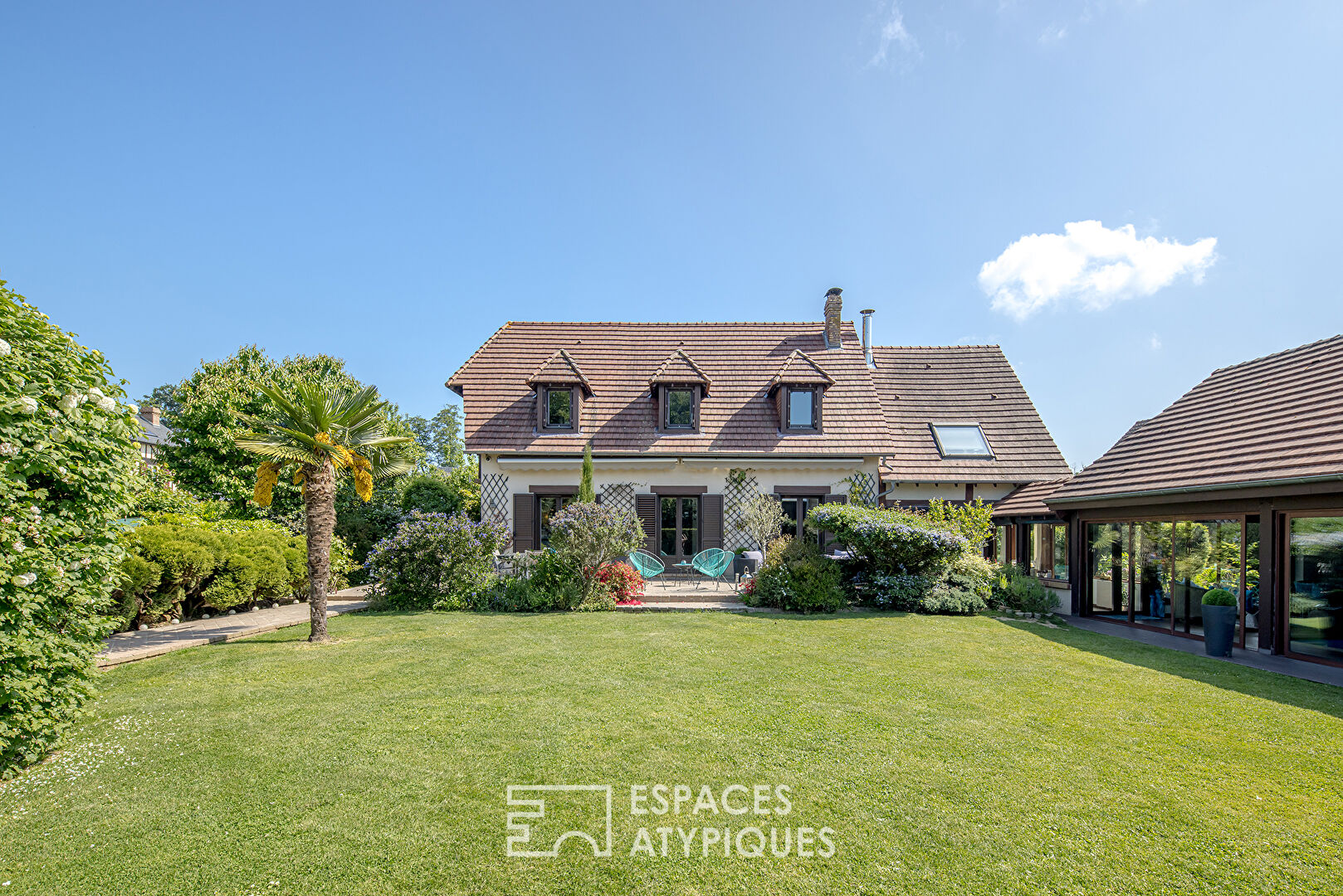 Family house with covered swimming pool and landscaped garden