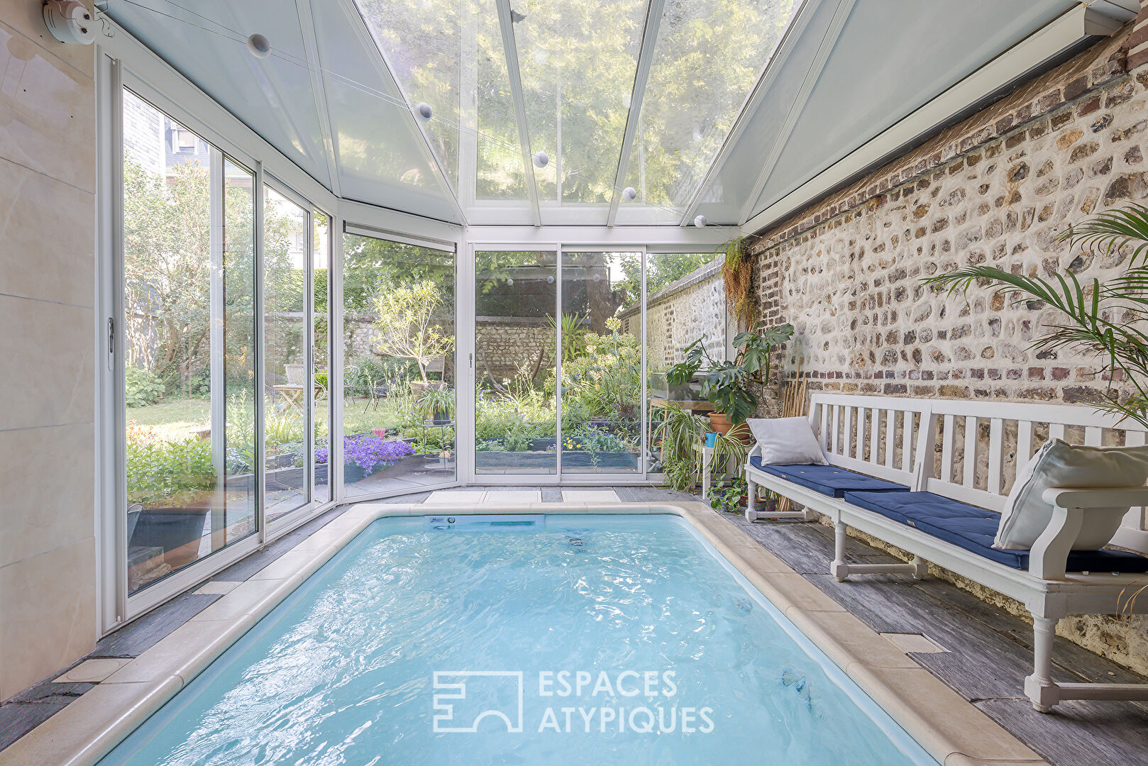 Maison généreuse avec buanderie, jardin et piscine
