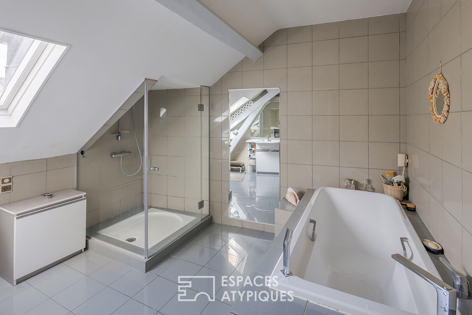 Maison généreuse avec buanderie, jardin et piscine