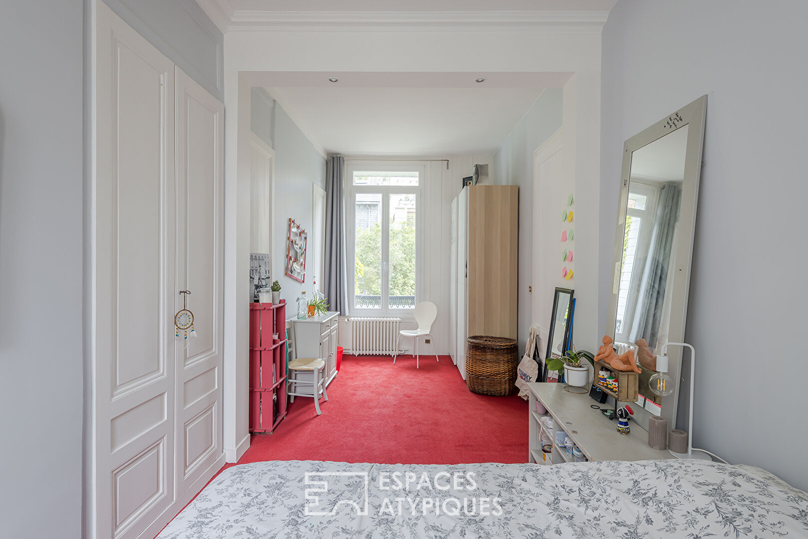 Maison généreuse avec buanderie, jardin et piscine