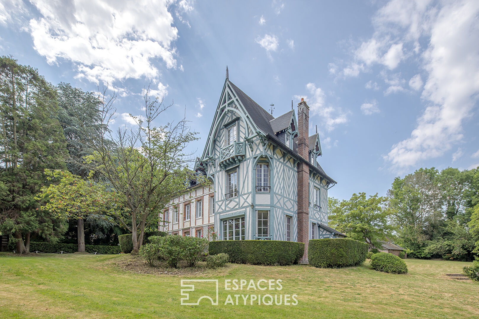 Beautiful Anglo-Norman residence on its wooded park, with cottage, stable and outbuilding