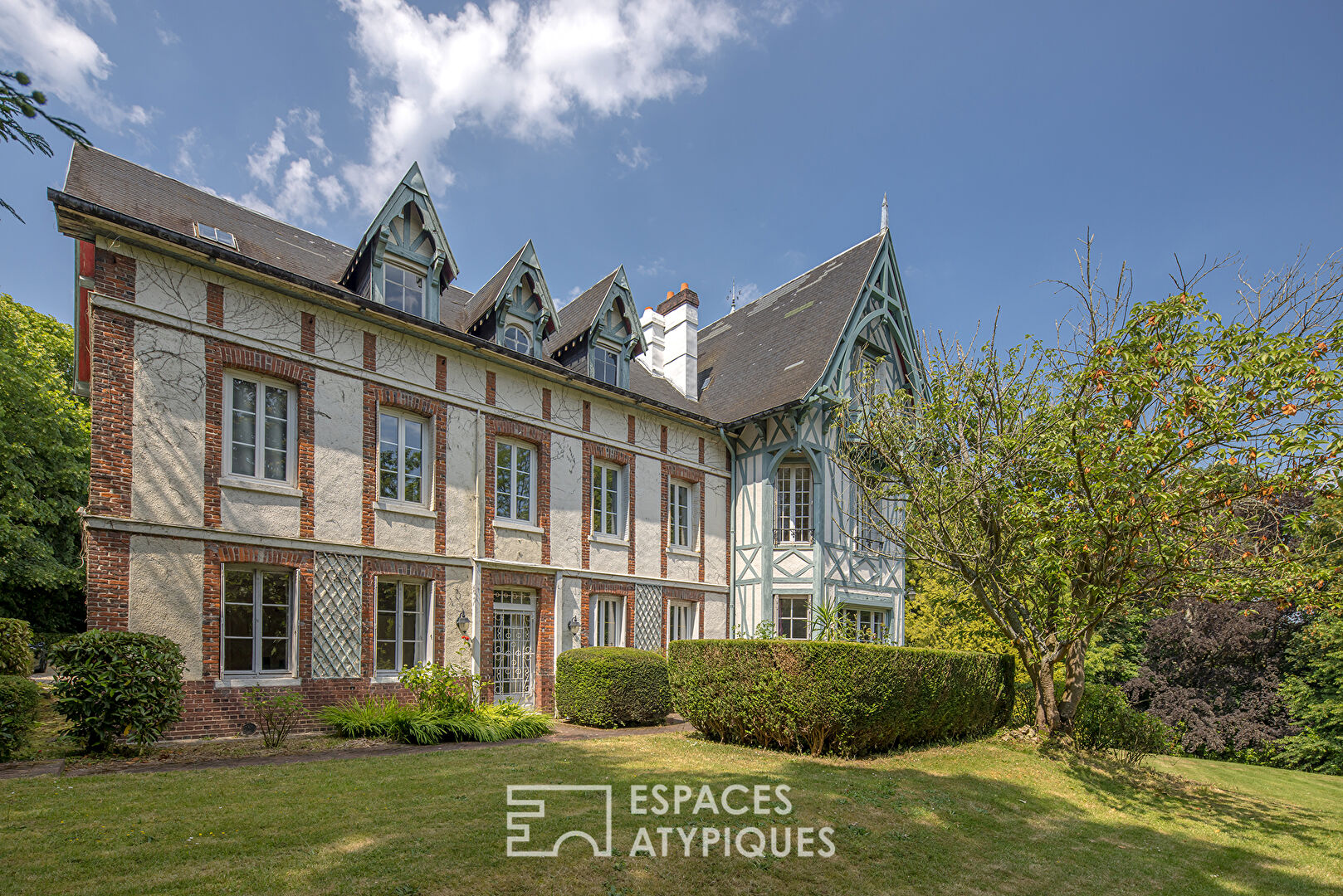 Demeure anglo-normande sur un parc arboré, avec cottage, écurie et dépendances