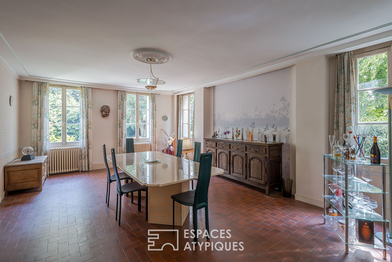 Demeure anglo-normande sur un parc arboré, avec cottage, écurie et dépendances