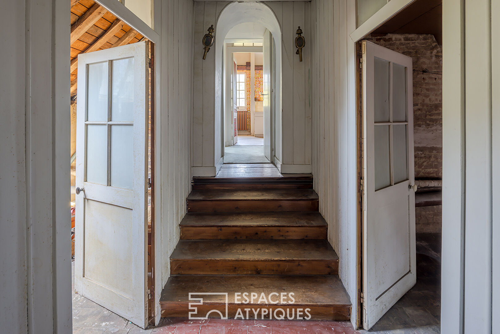 Beautiful Anglo-Norman residence on its wooded park, with cottage, stable and outbuilding