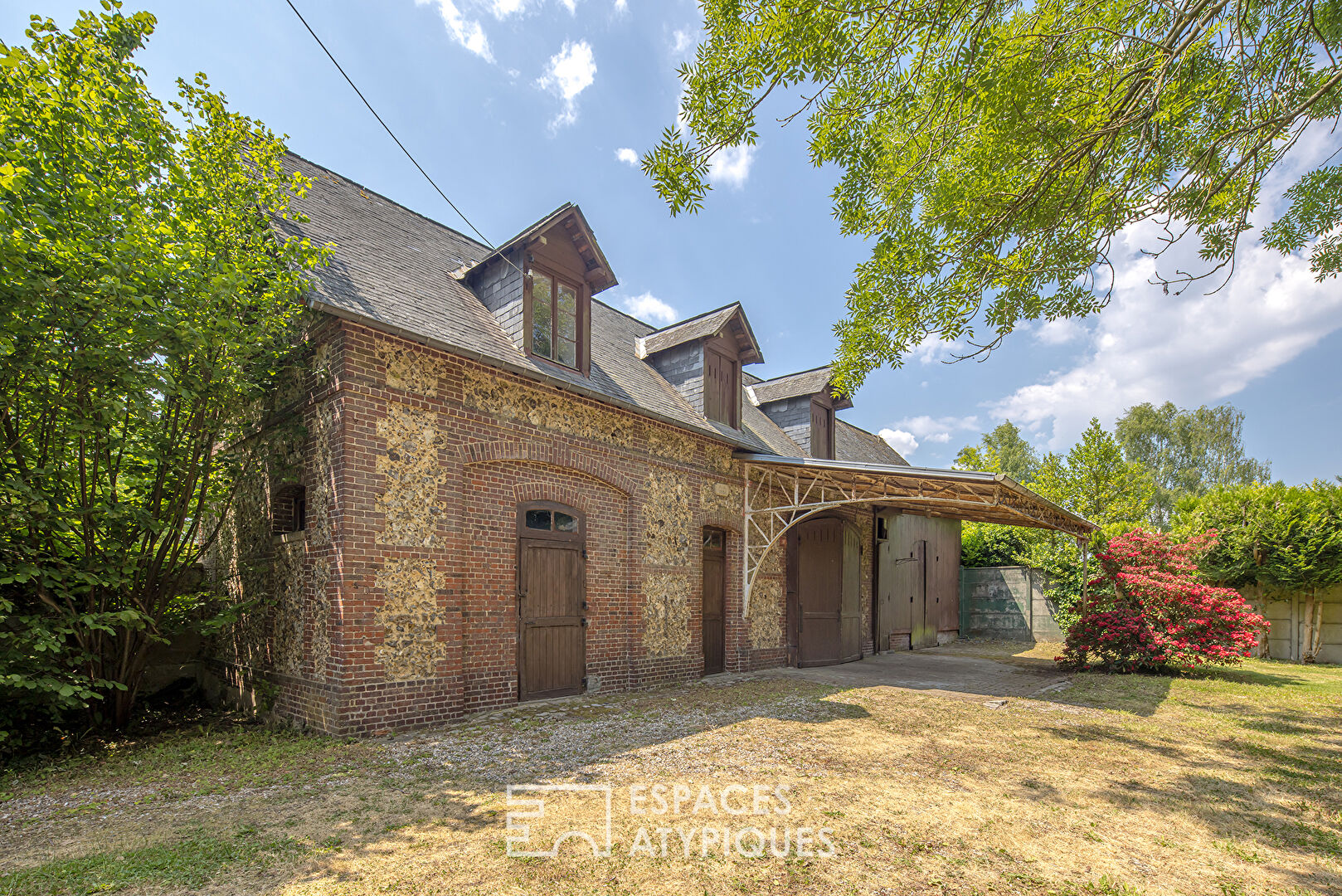 Beautiful Anglo-Norman residence on its wooded park, with cottage, stable and outbuilding