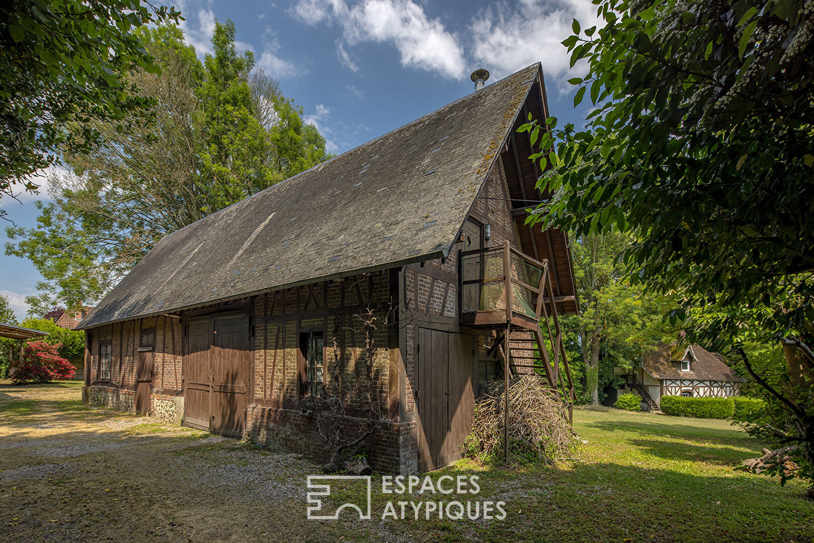 Demeure anglo-normande sur un parc arboré, avec cottage, écurie et dépendances