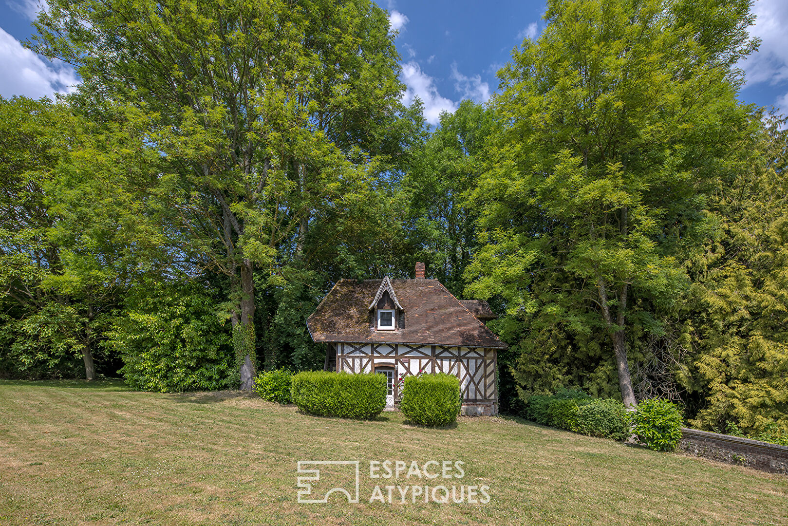 Beautiful Anglo-Norman residence on its wooded park, with cottage, stable and outbuilding