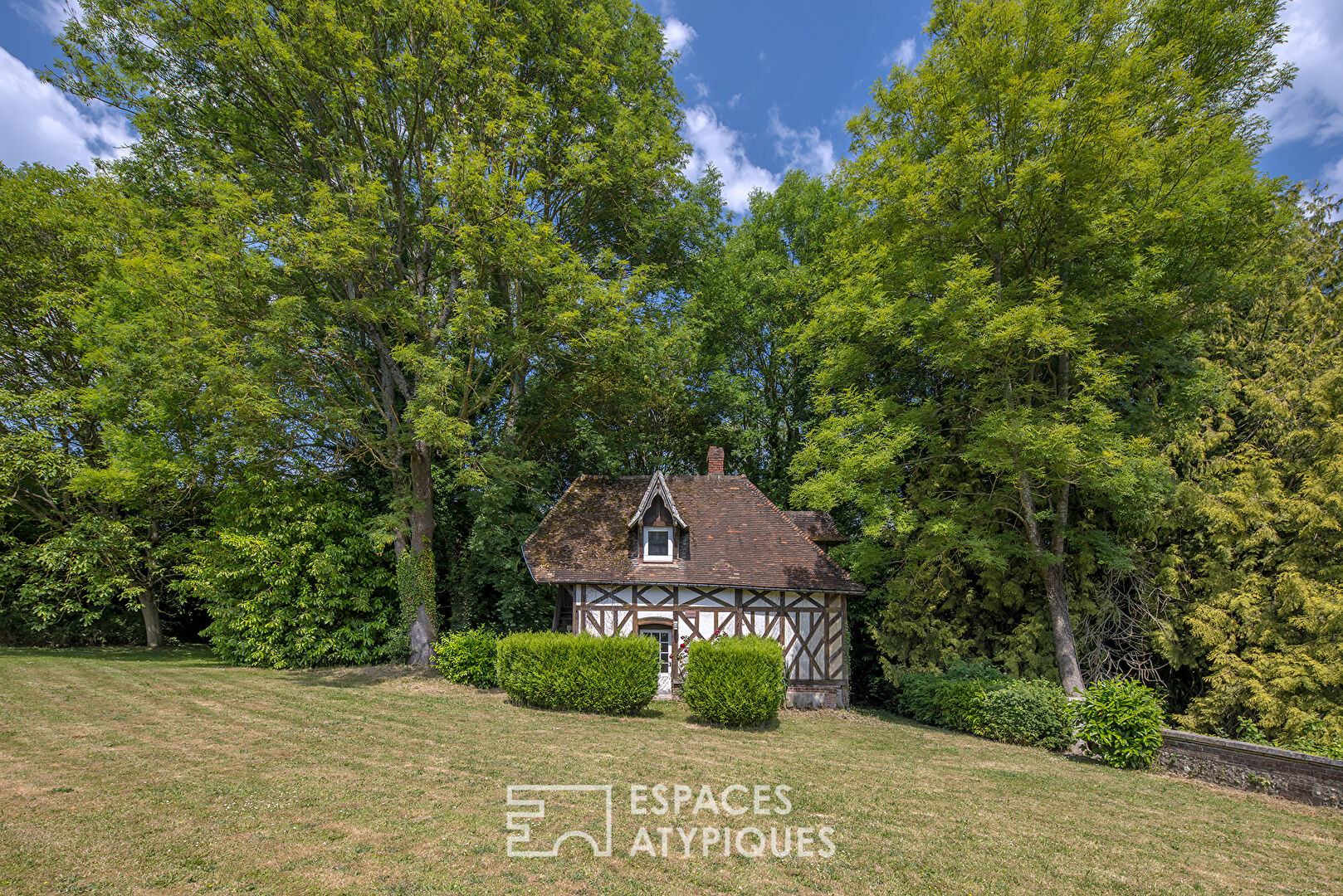 Demeure anglo-normande sur un parc arboré, avec cottage, écurie et dépendances