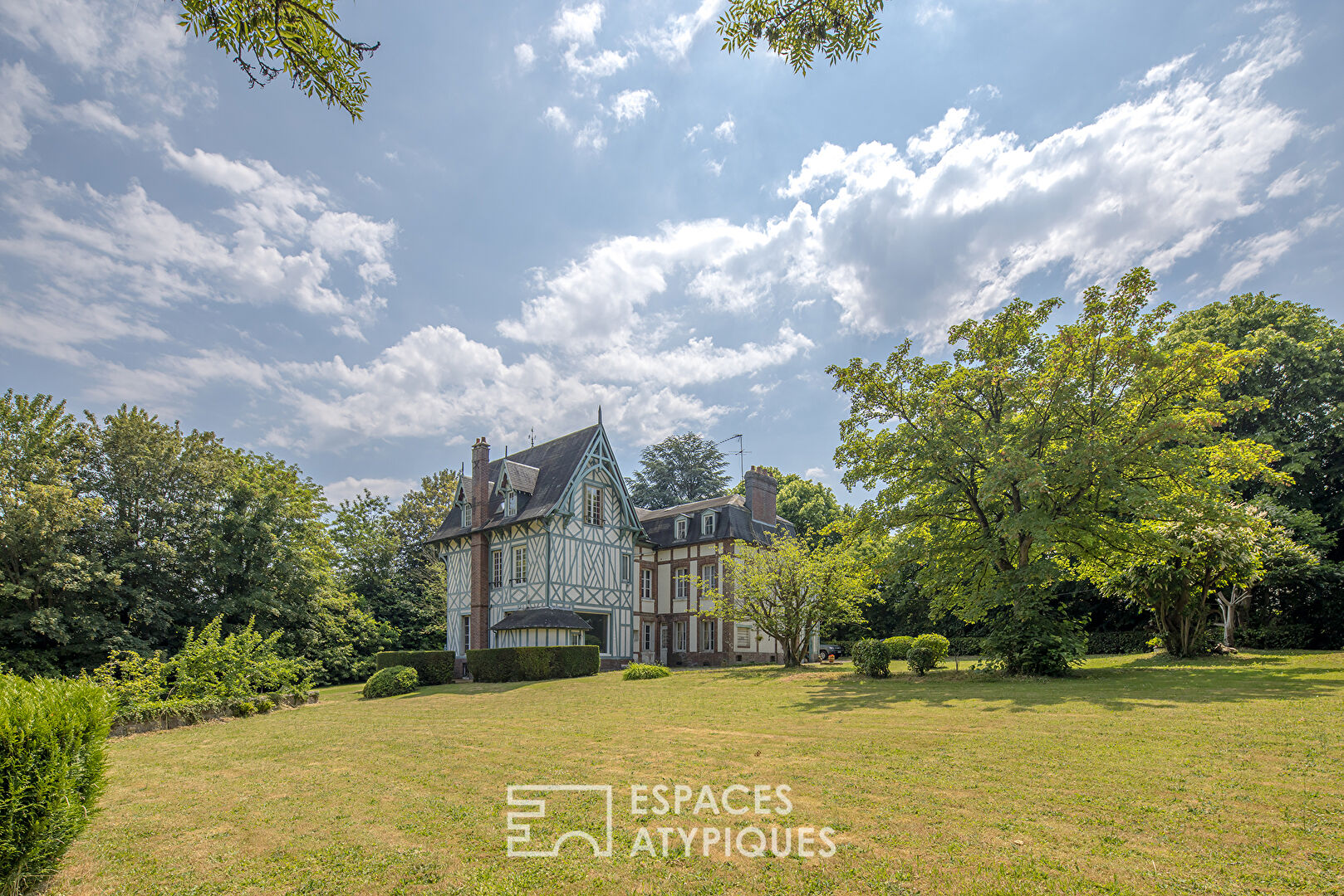 Demeure anglo-normande sur un parc arboré, avec cottage, écurie et dépendances