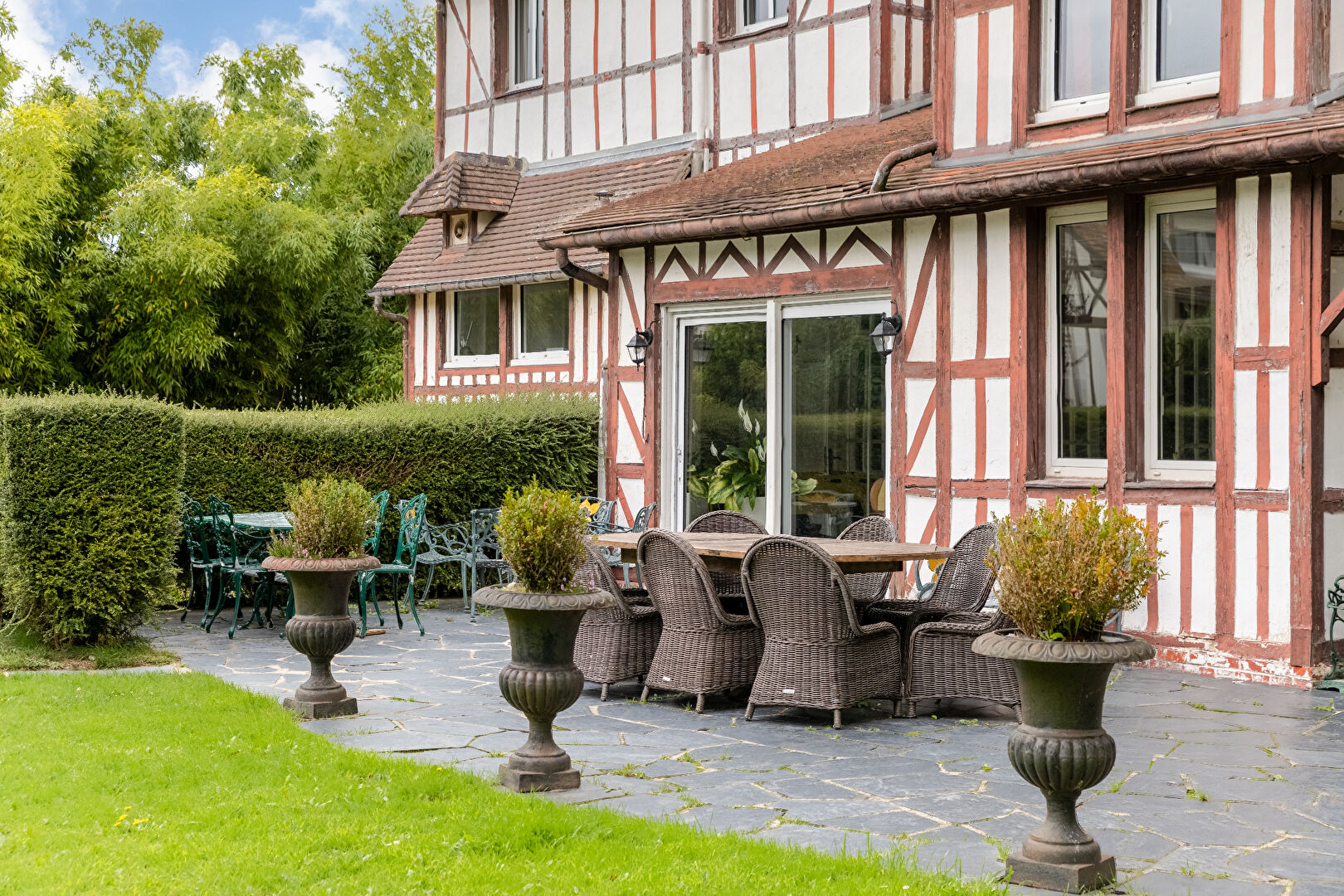 Seaside villa with sea view, swimming pool and tennis court
