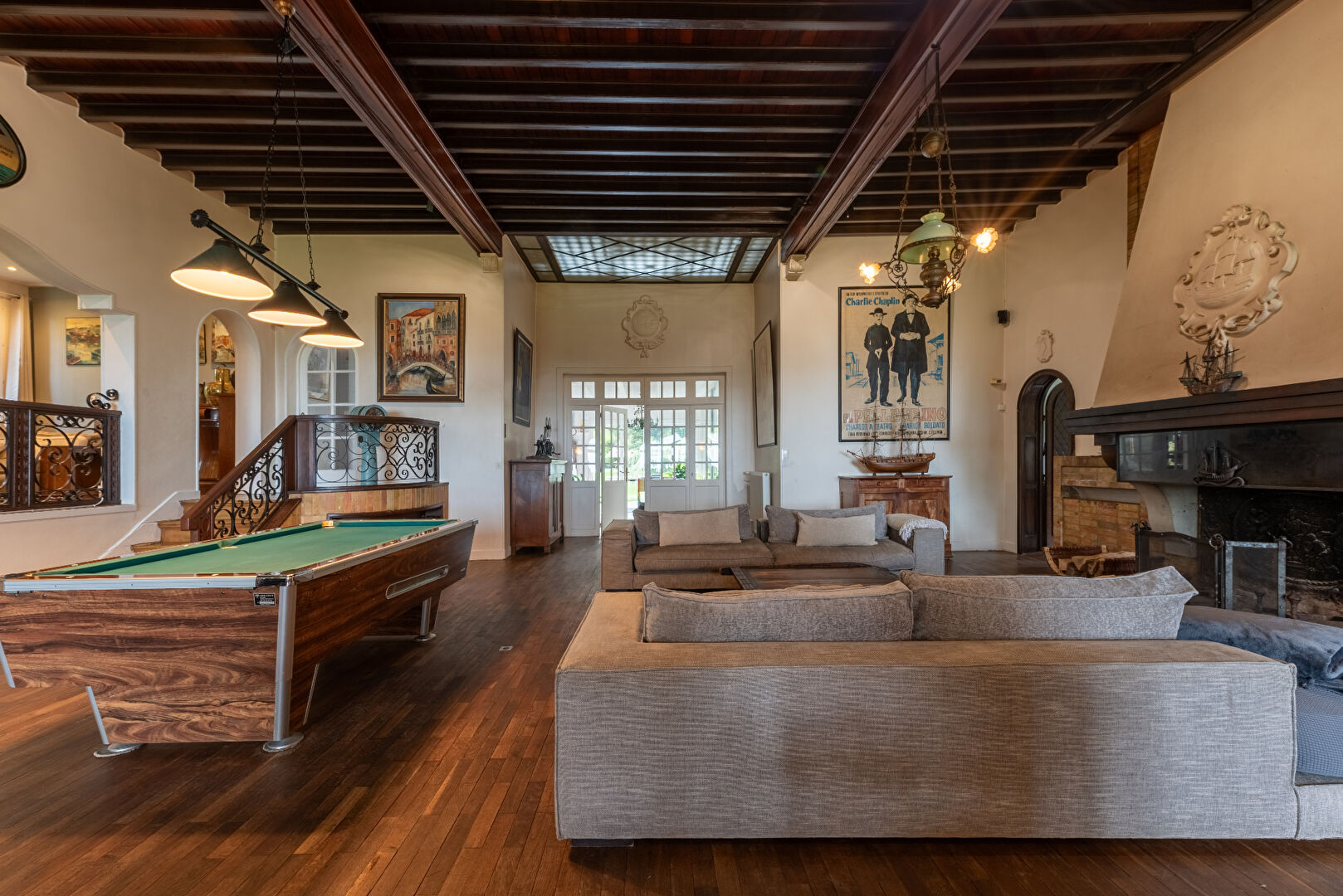 Seaside villa with sea view, swimming pool and tennis court