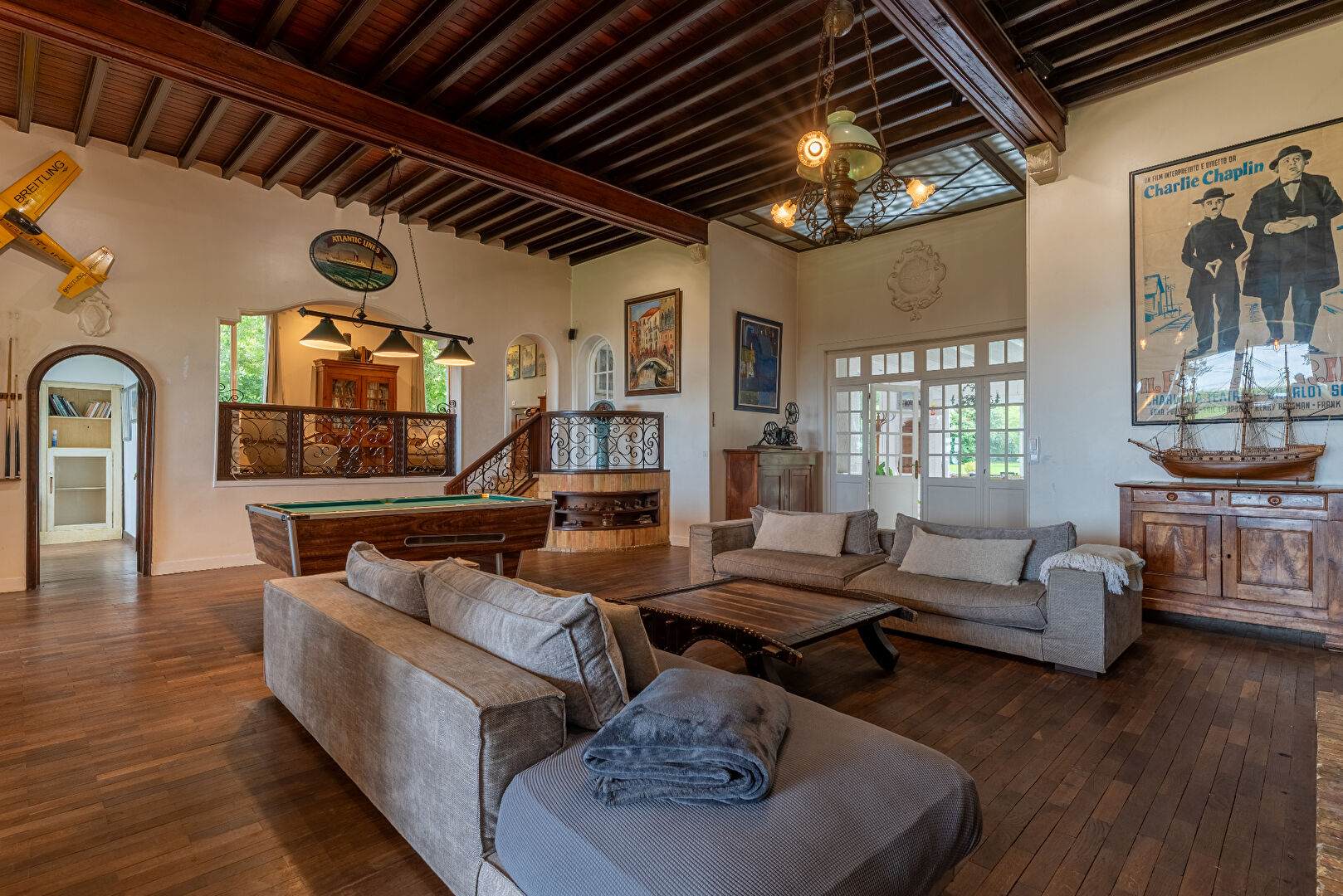 Seaside villa with sea view, swimming pool and tennis court