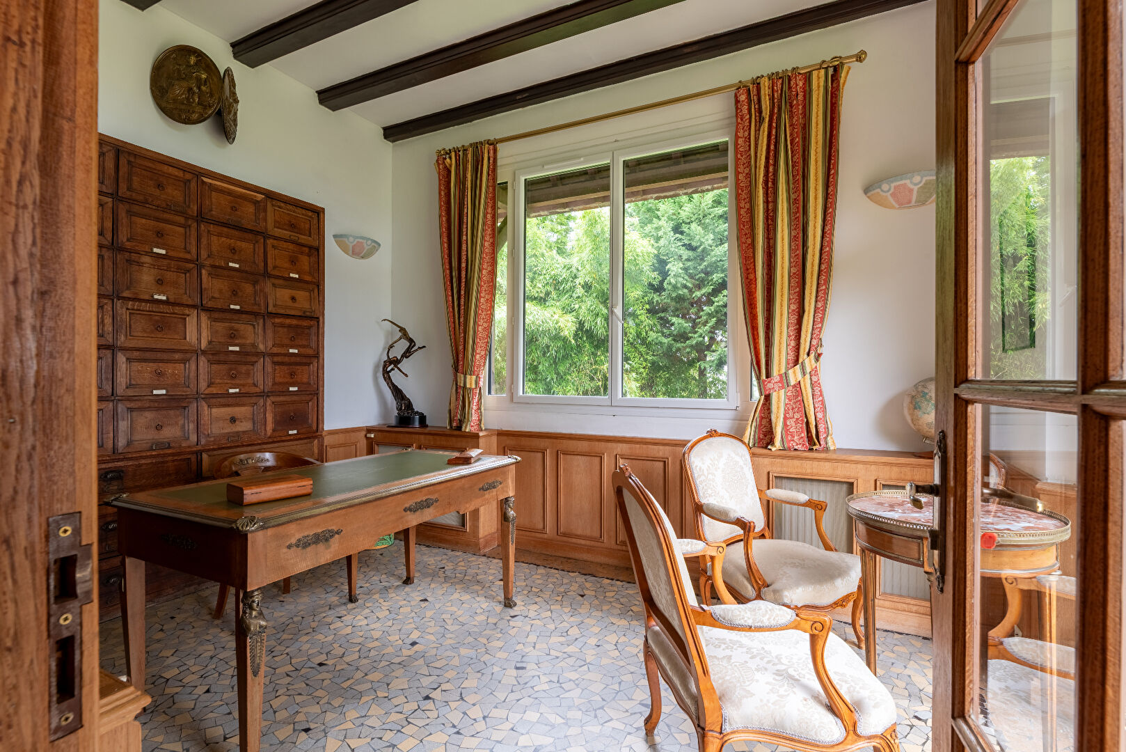 Seaside villa with sea view, swimming pool and tennis court