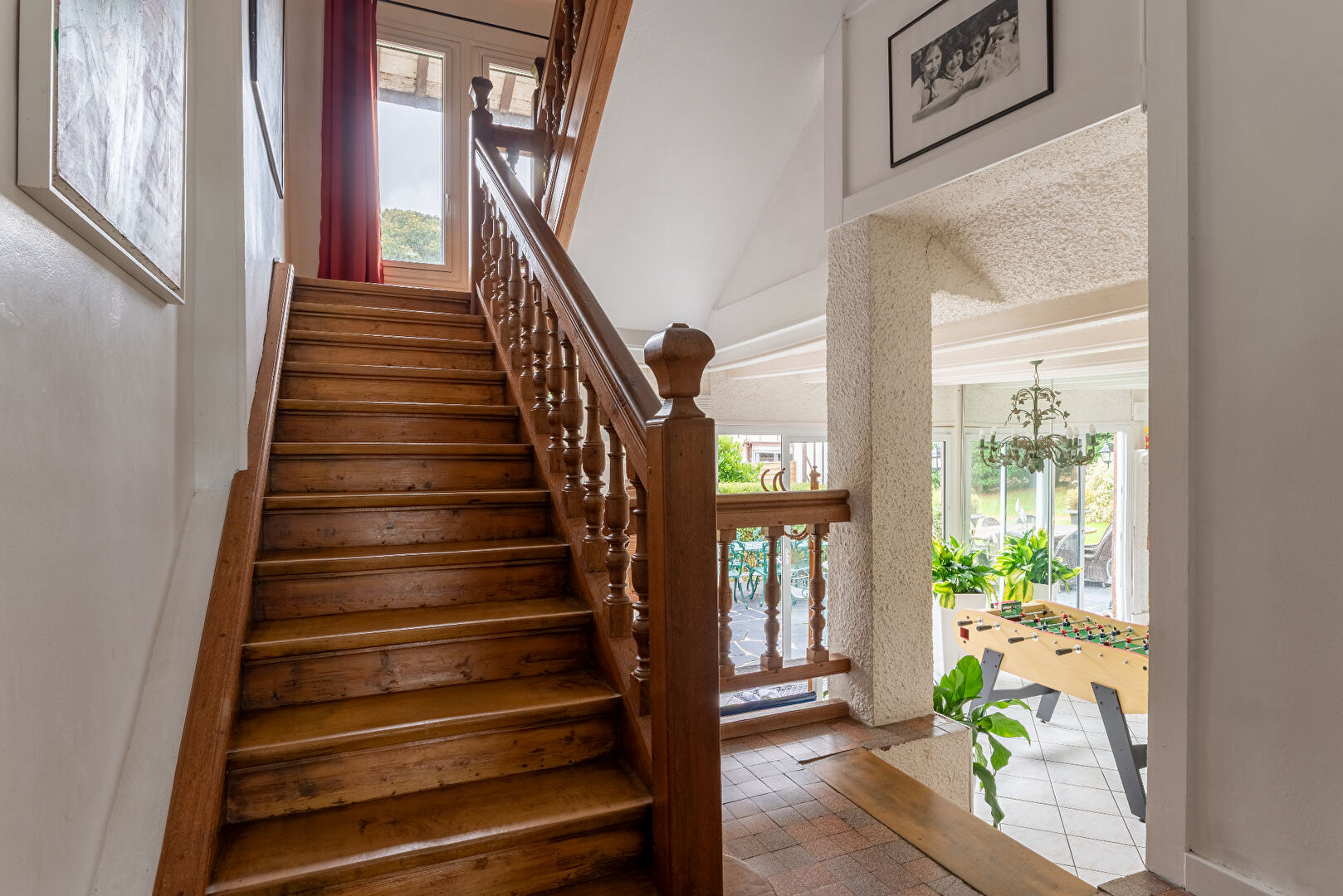 Seaside villa with sea view, swimming pool and tennis court
