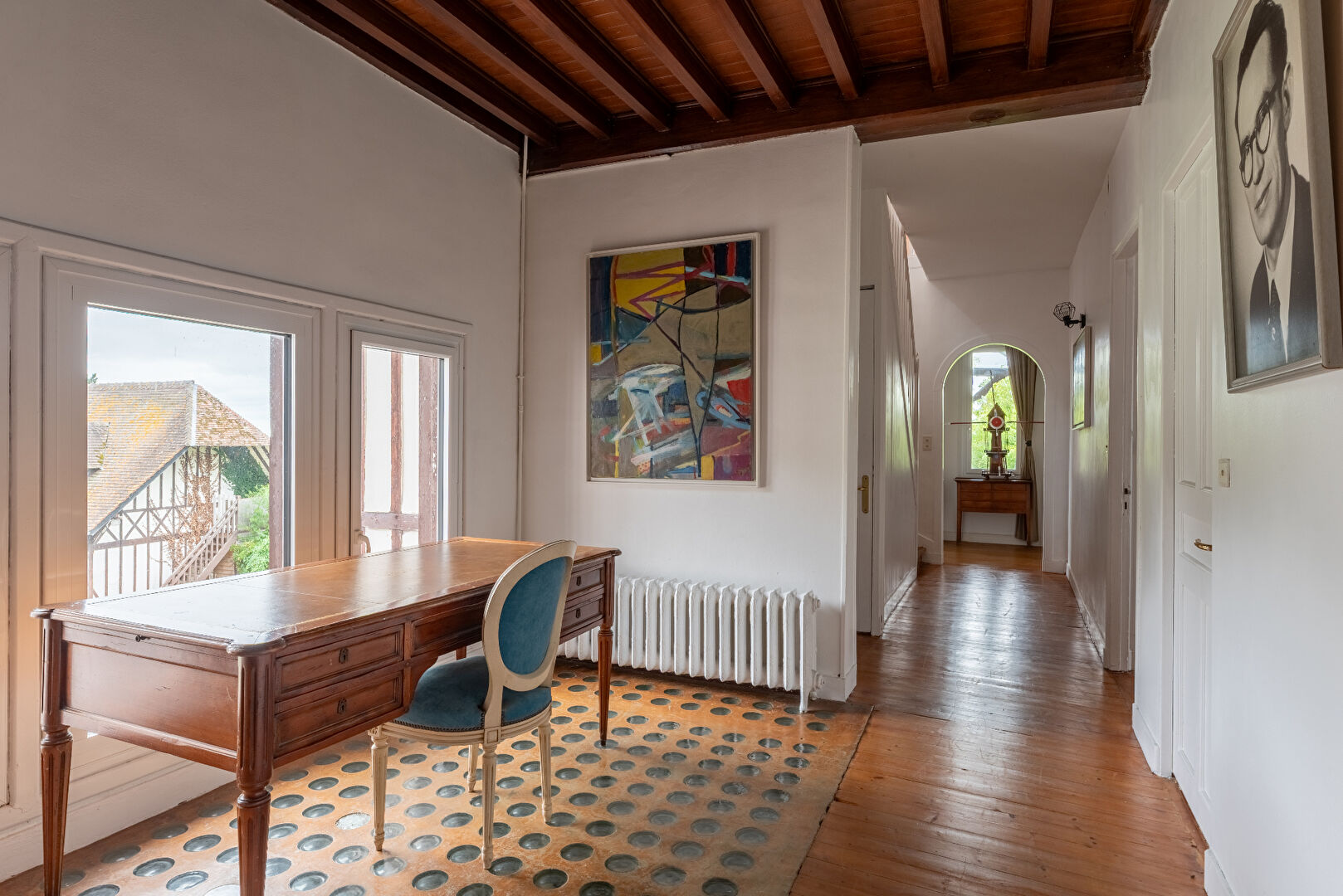 Seaside villa with sea view, swimming pool and tennis court