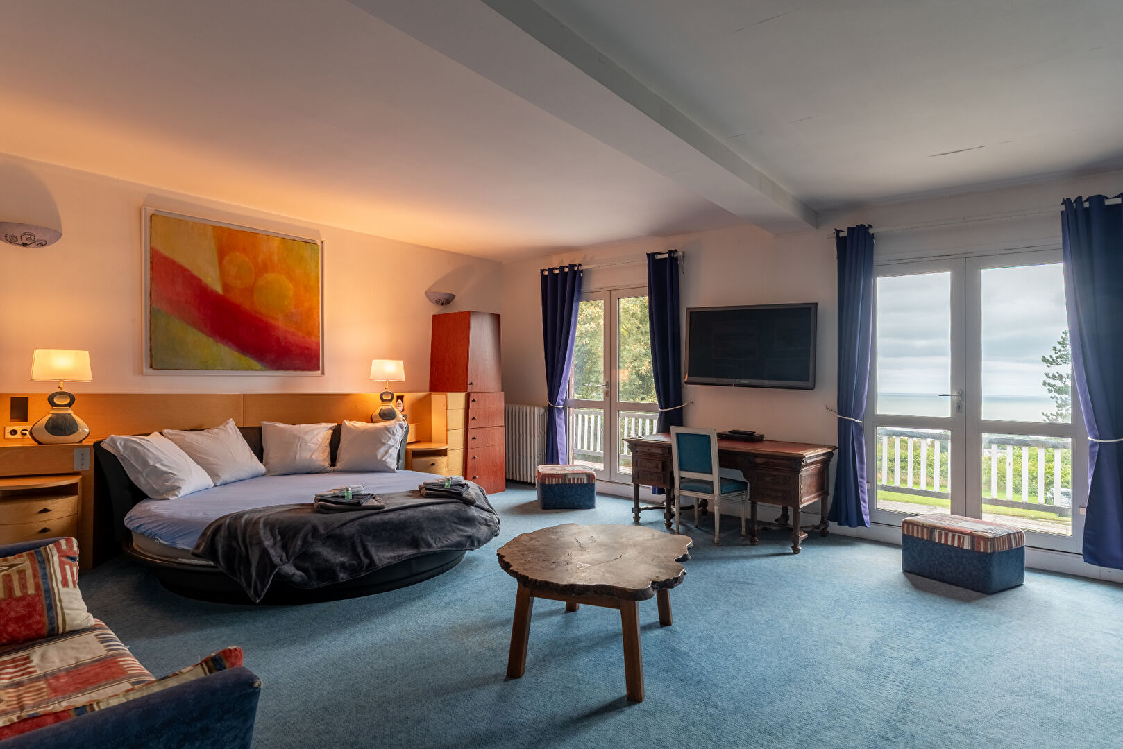 Seaside villa with sea view, swimming pool and tennis court