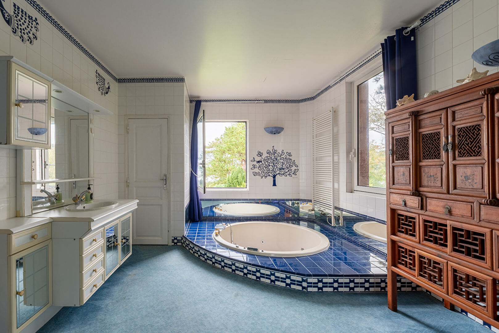 Seaside villa with sea view, swimming pool and tennis court