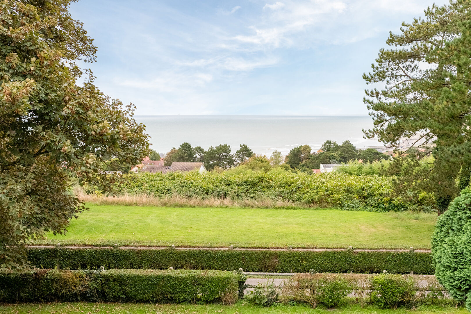 Seaside villa with sea view, swimming pool and tennis court