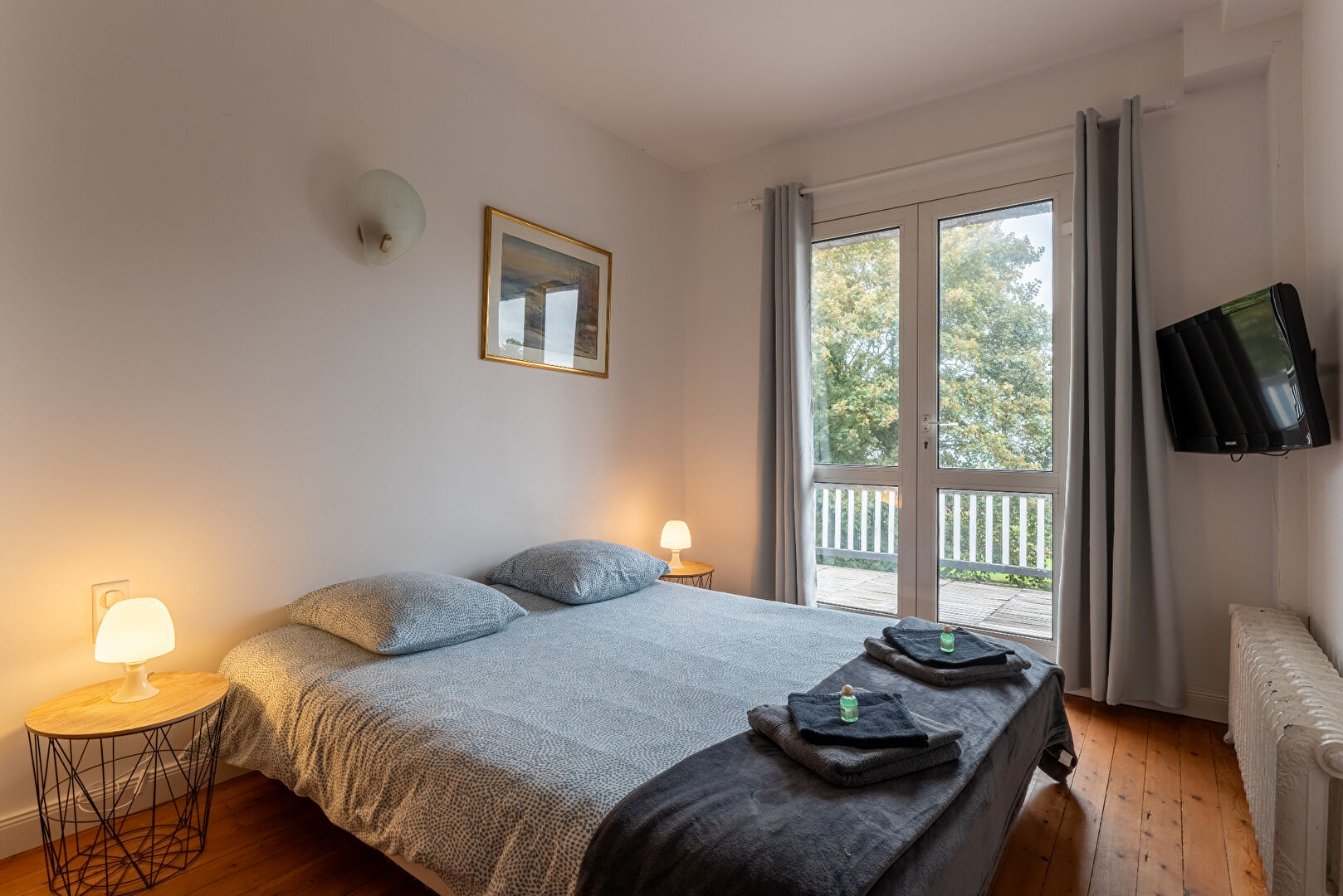 Seaside villa with sea view, swimming pool and tennis court
