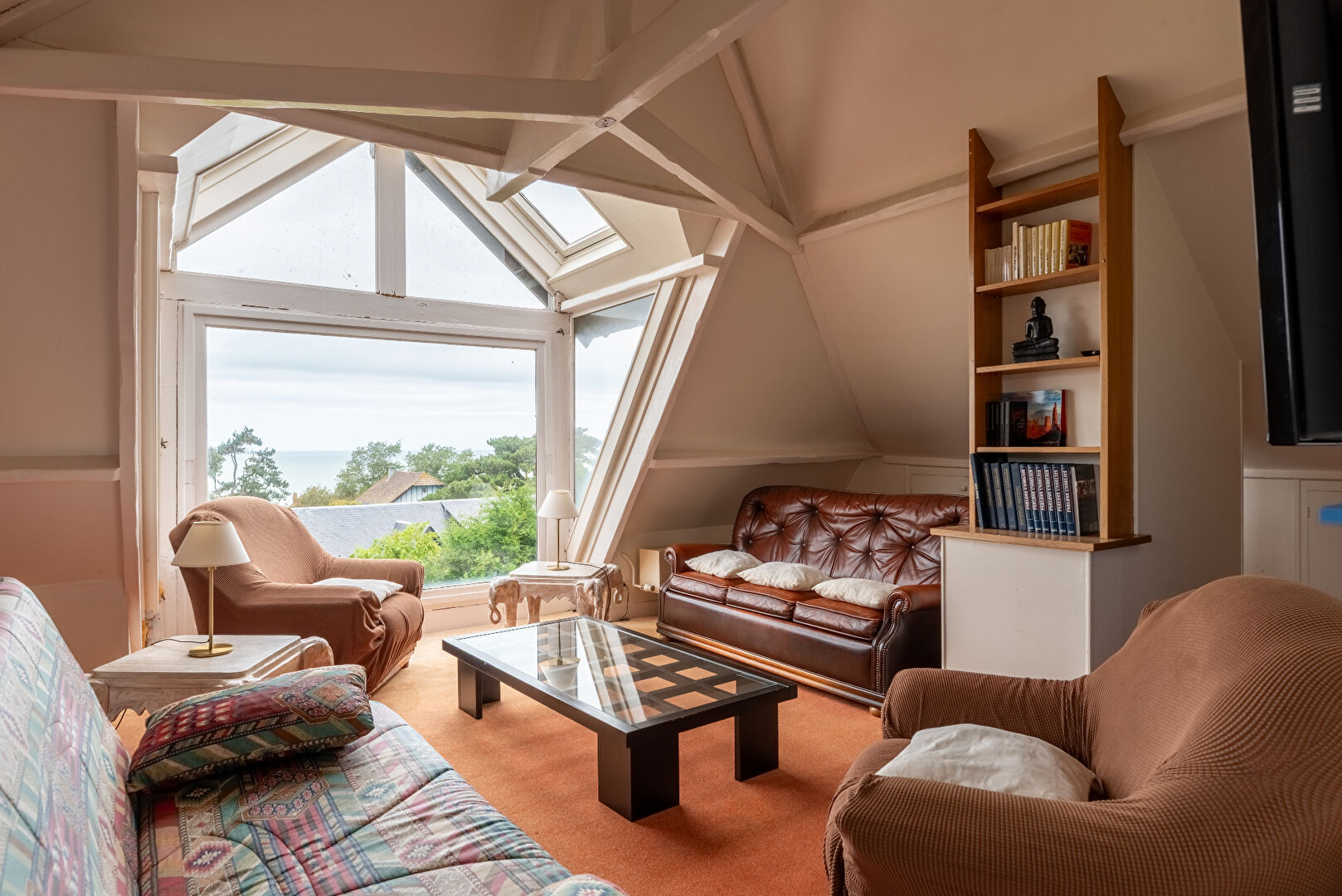 Seaside villa with sea view, swimming pool and tennis court