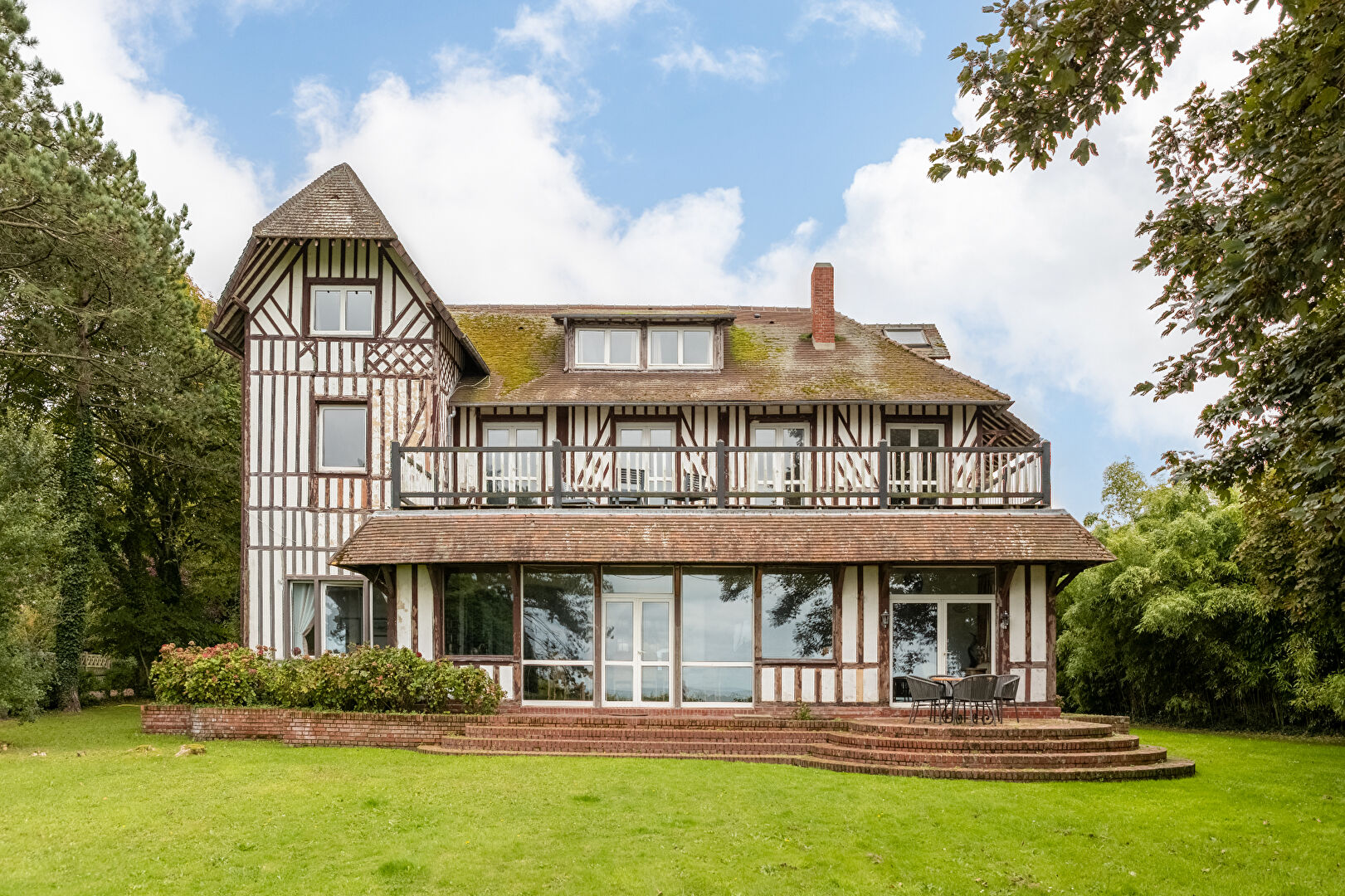 Seaside villa with sea view, swimming pool and tennis court