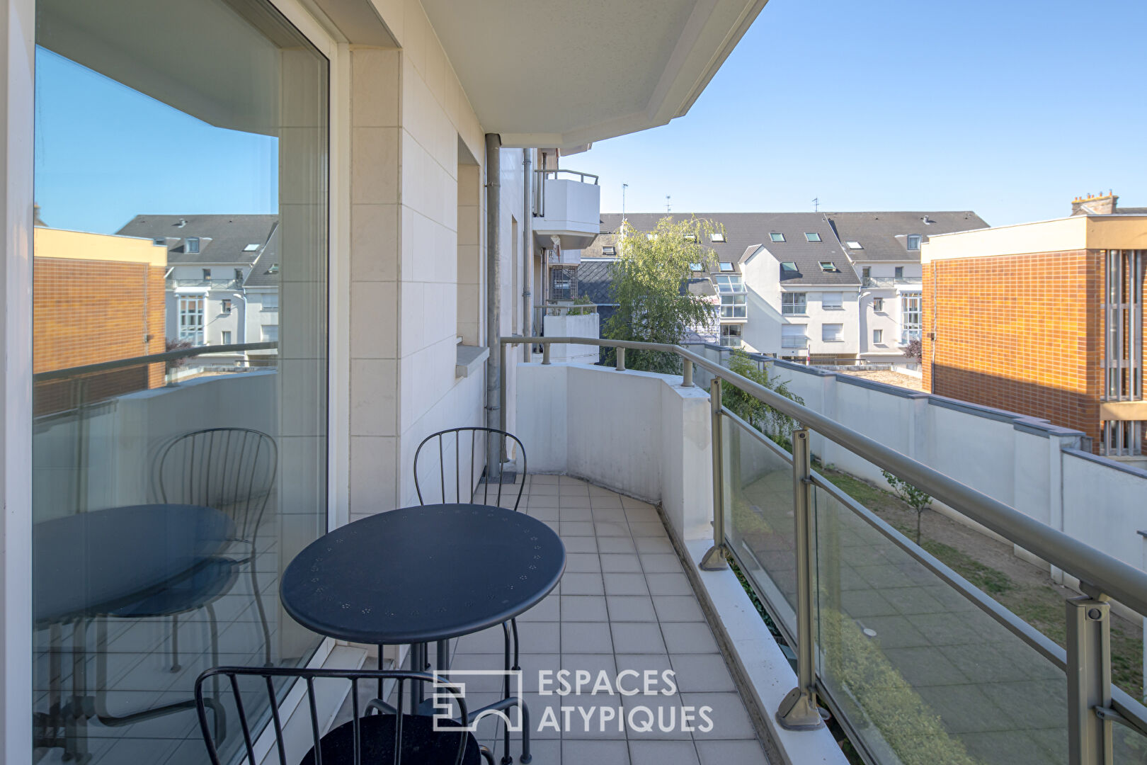 Apartment near train station with balcony and parking