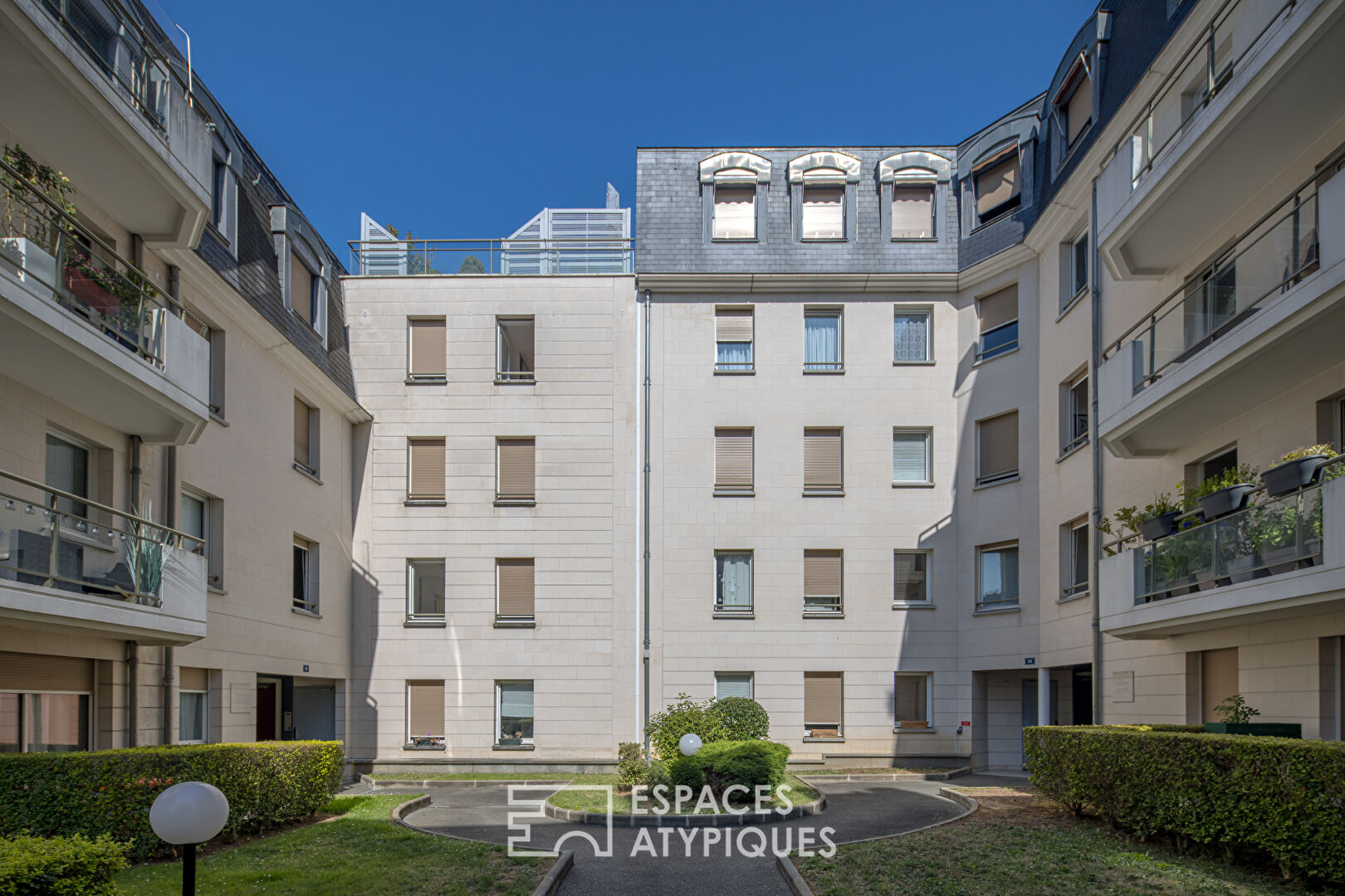 Apartment near train station with balcony and parking