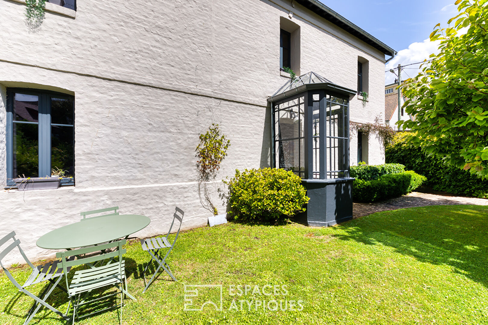 Authentique maison en brique blanche revisitée