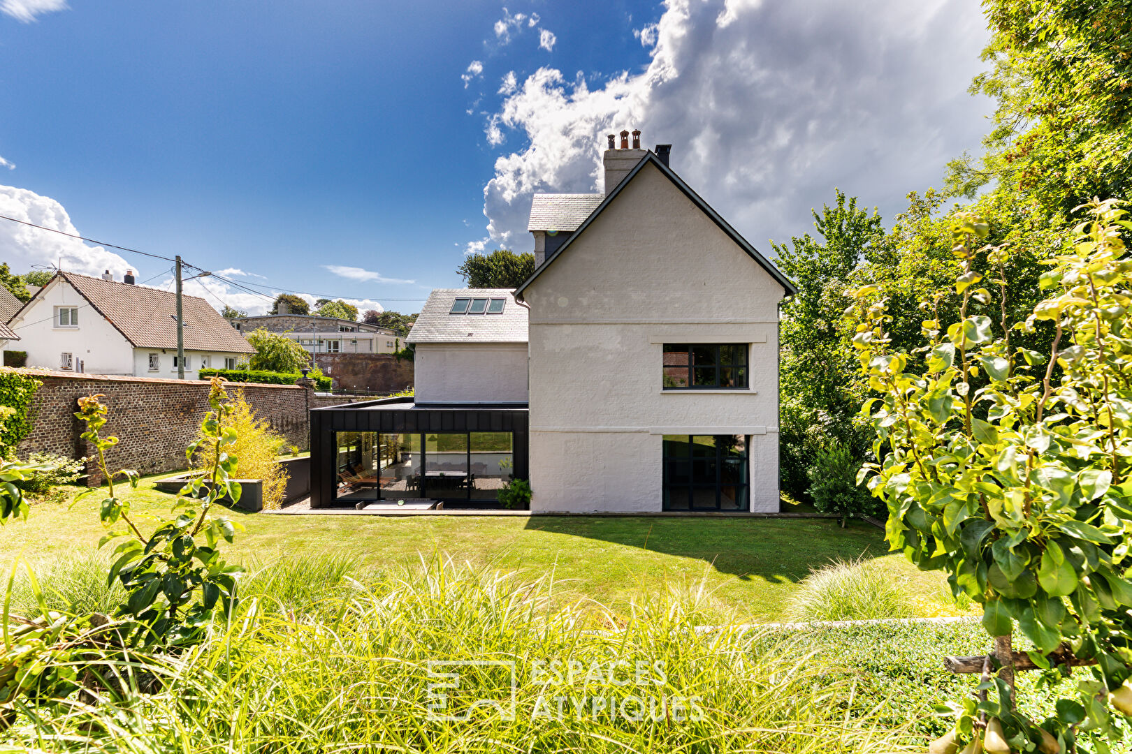 Authentique maison en brique blanche revisitée