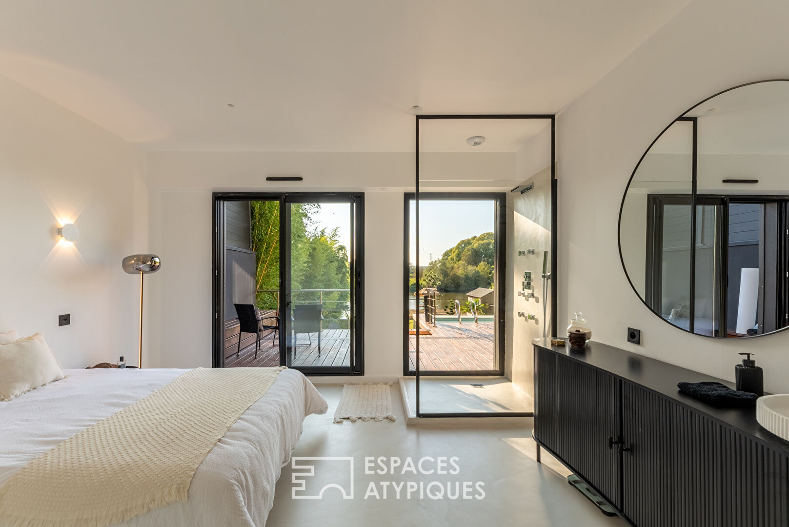 Maison contemporaine rénovée en bord de Seine avec accès et ponton privatifs