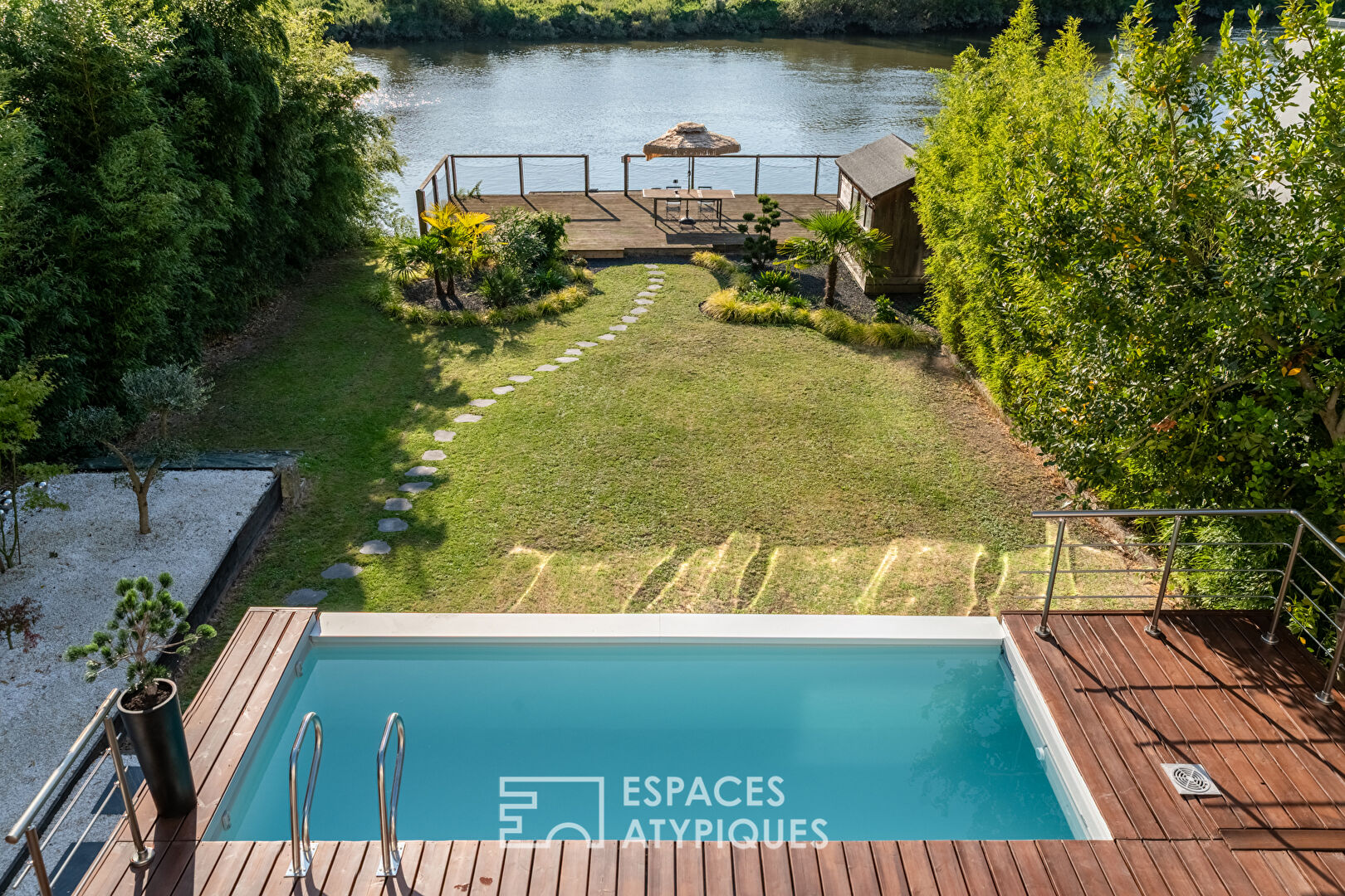 Maison contemporaine rénovée en bord de Seine avec accès et ponton privatifs