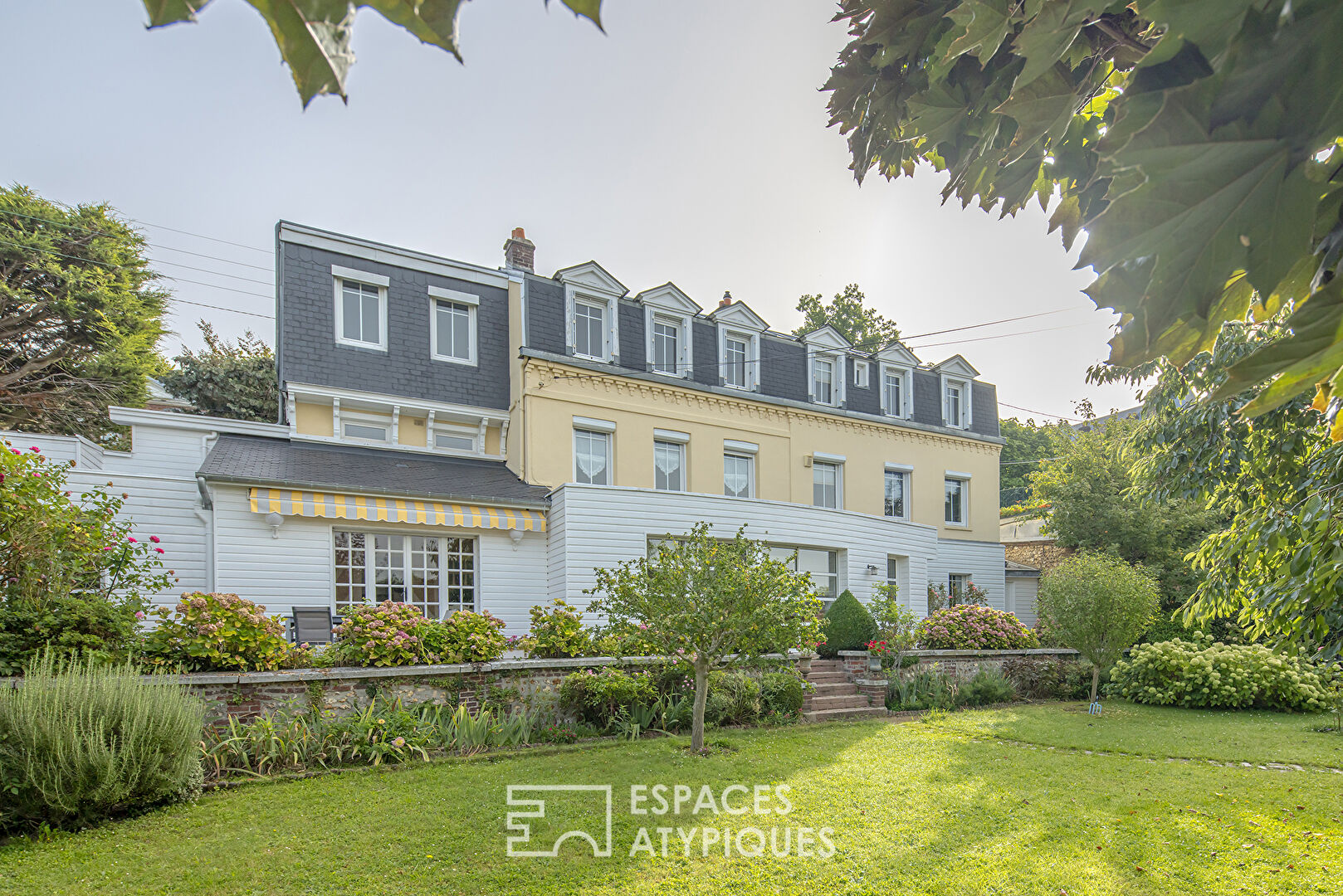 Maison de caractère avec jardin plat et arboré au coeur de Jouvenet