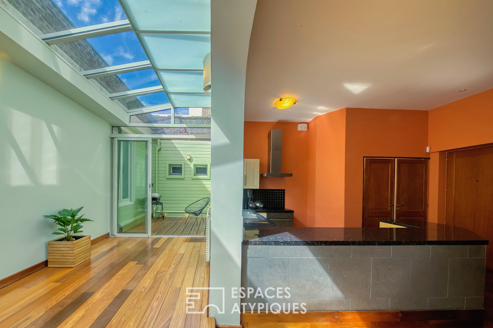 Duplex issu d’anciens bureaux revisités reliés à un appartement de charme