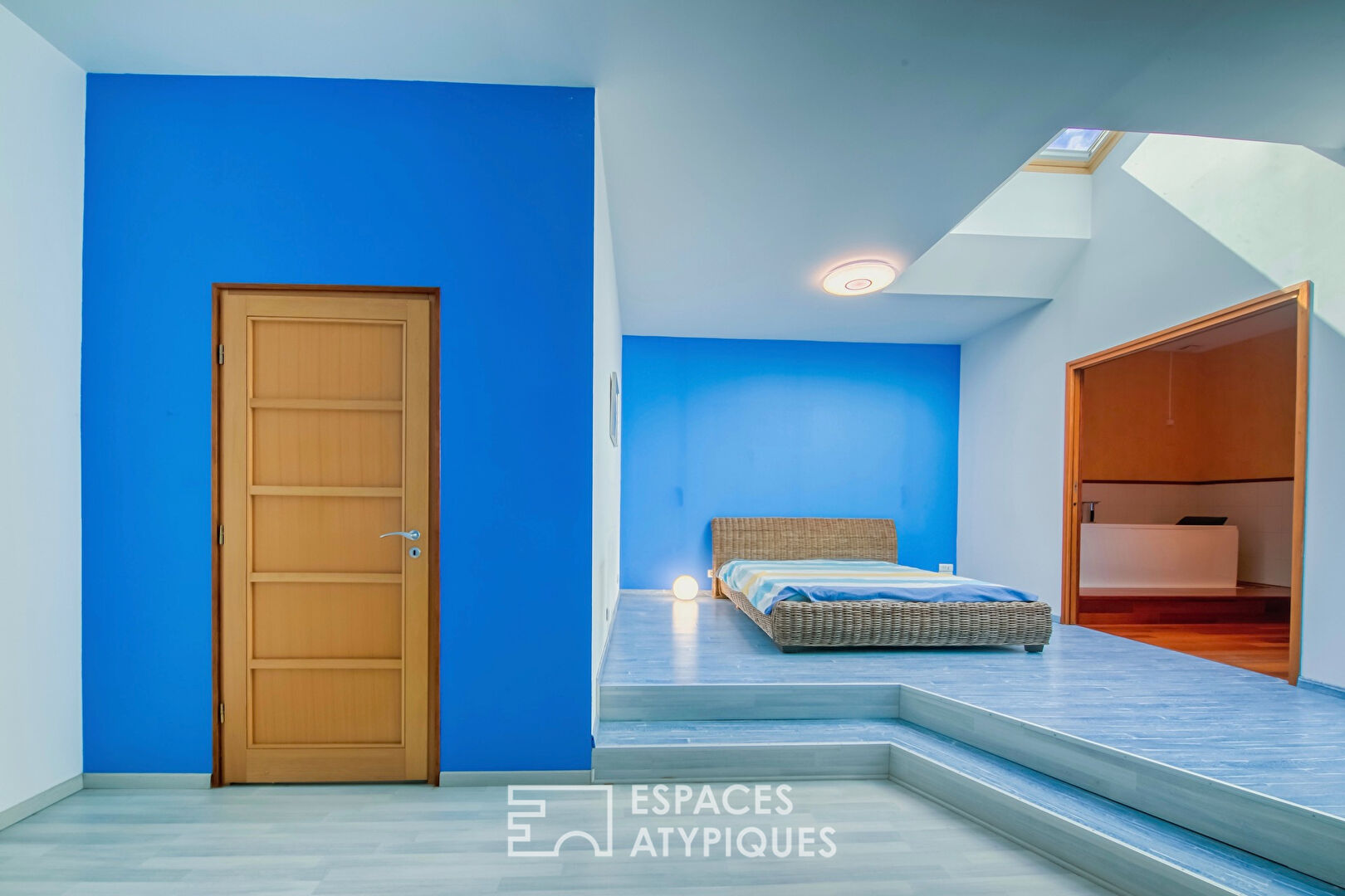 Duplex issu d’anciens bureaux revisités reliés à un appartement de charme