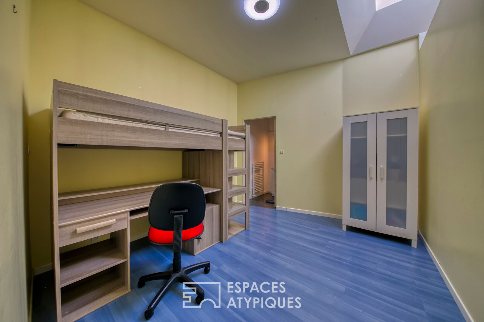 Duplex issu d’anciens bureaux revisités reliés à un appartement de charme
