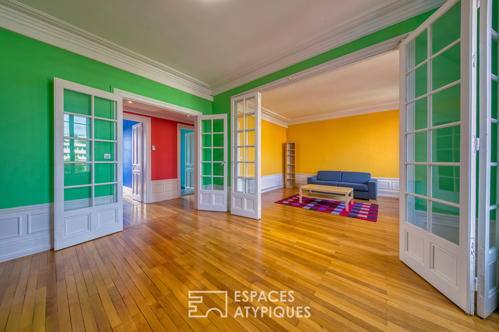 Duplex issu d’anciens bureaux revisités reliés à un appartement de charme