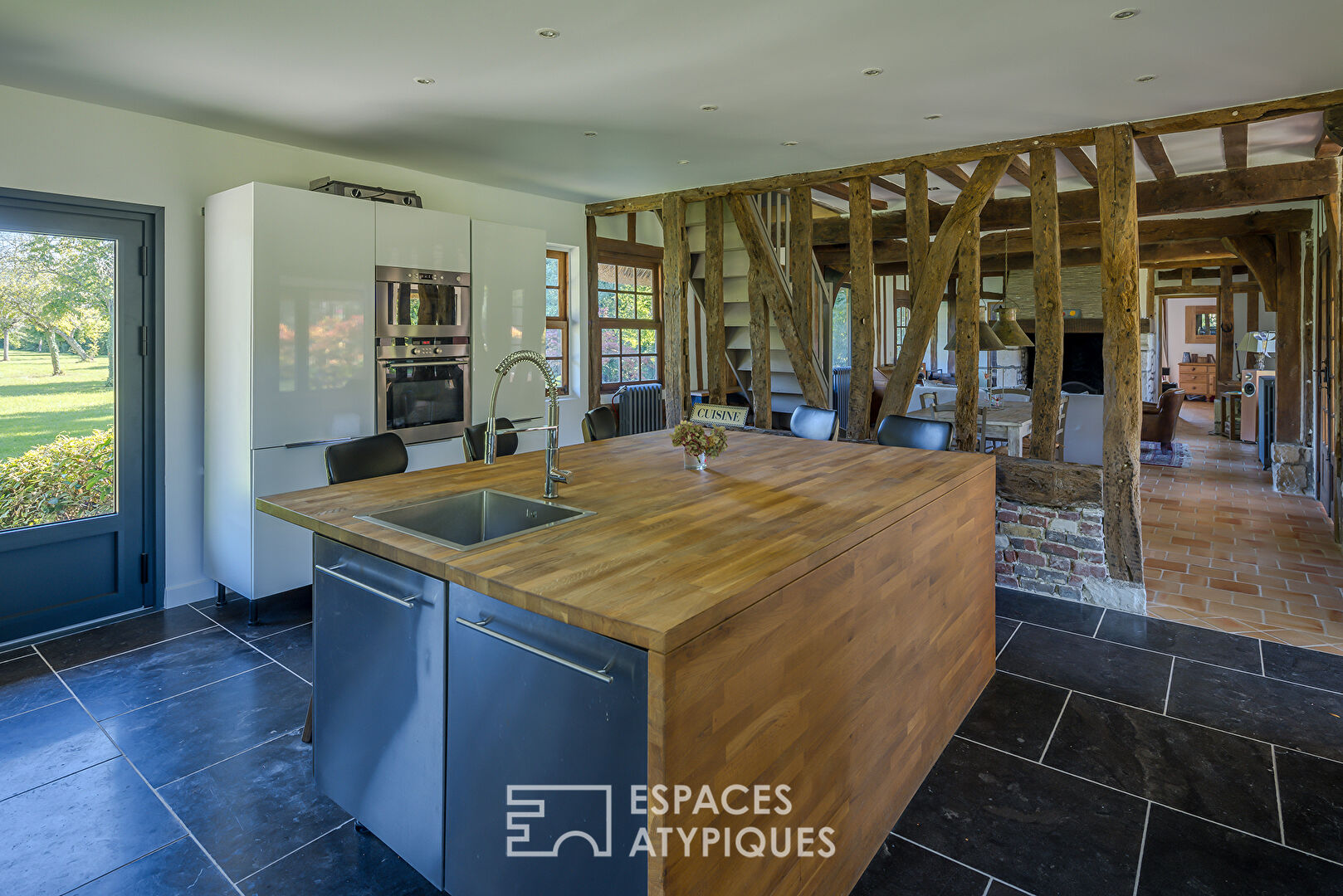 Renovated cottage on the banks of the Seine and its 3 outbuildings on its wooded park