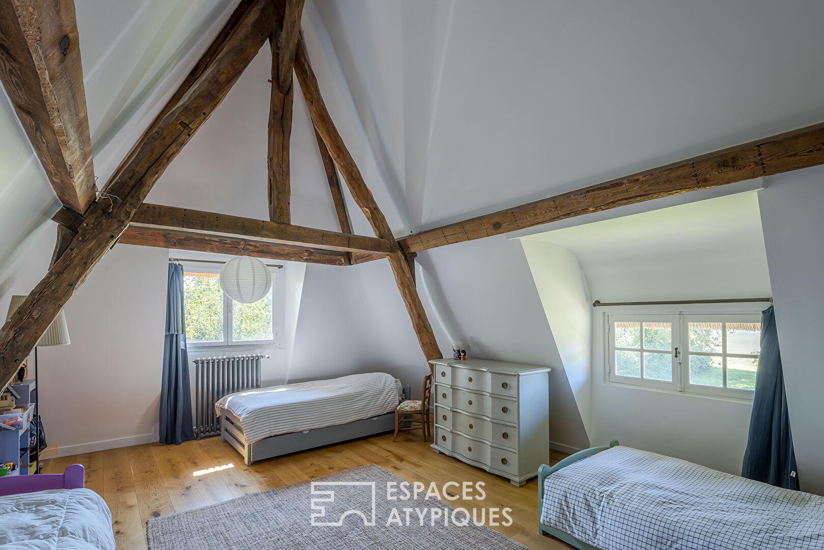 Renovated cottage on the banks of the Seine and its 3 outbuildings on its wooded park