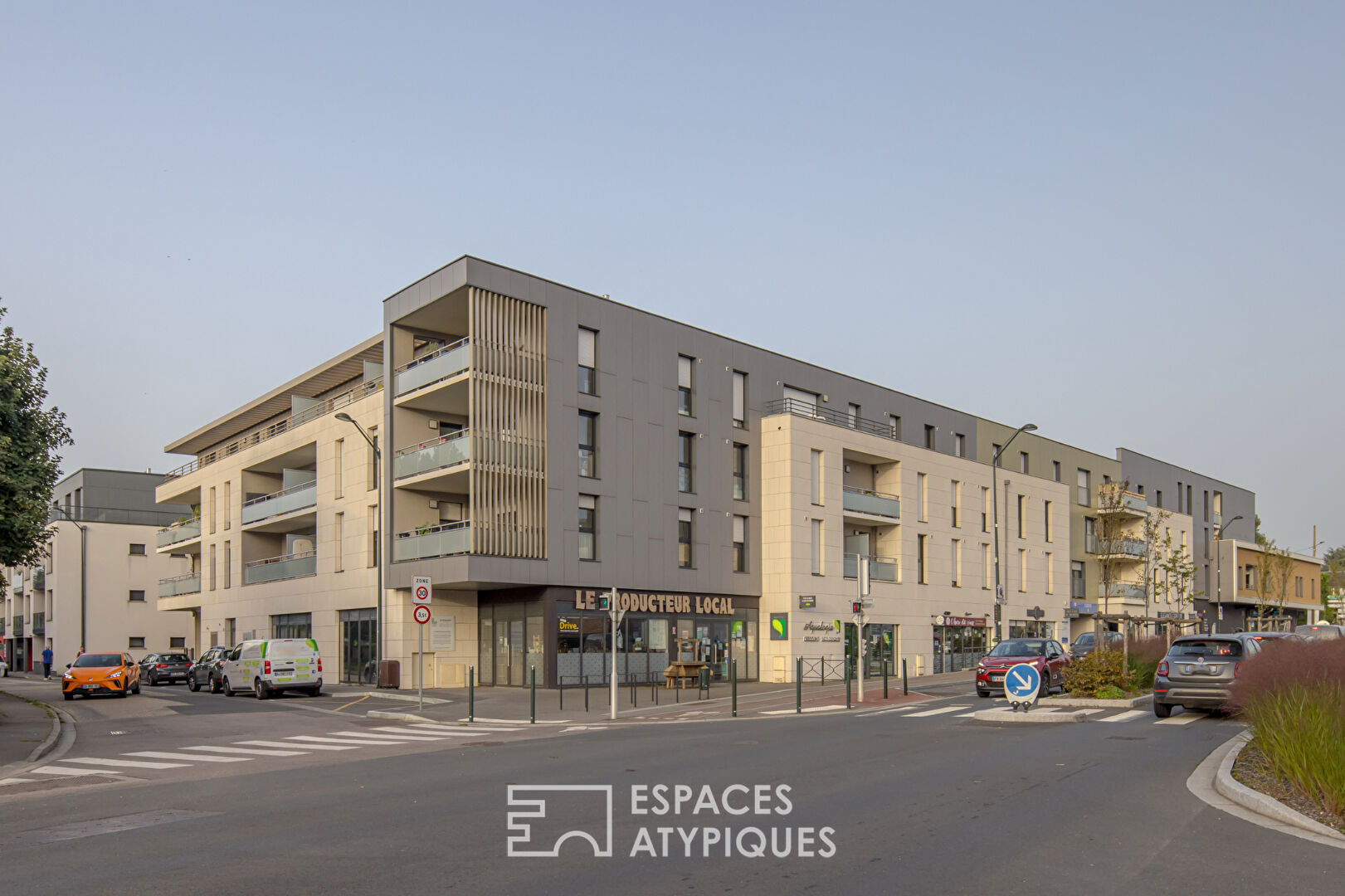 Luxury apartment with balcony and parking