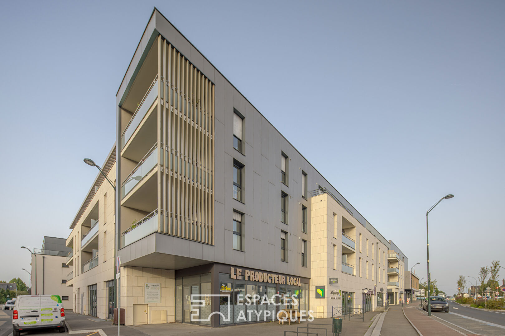 Luxury apartment with balcony and parking