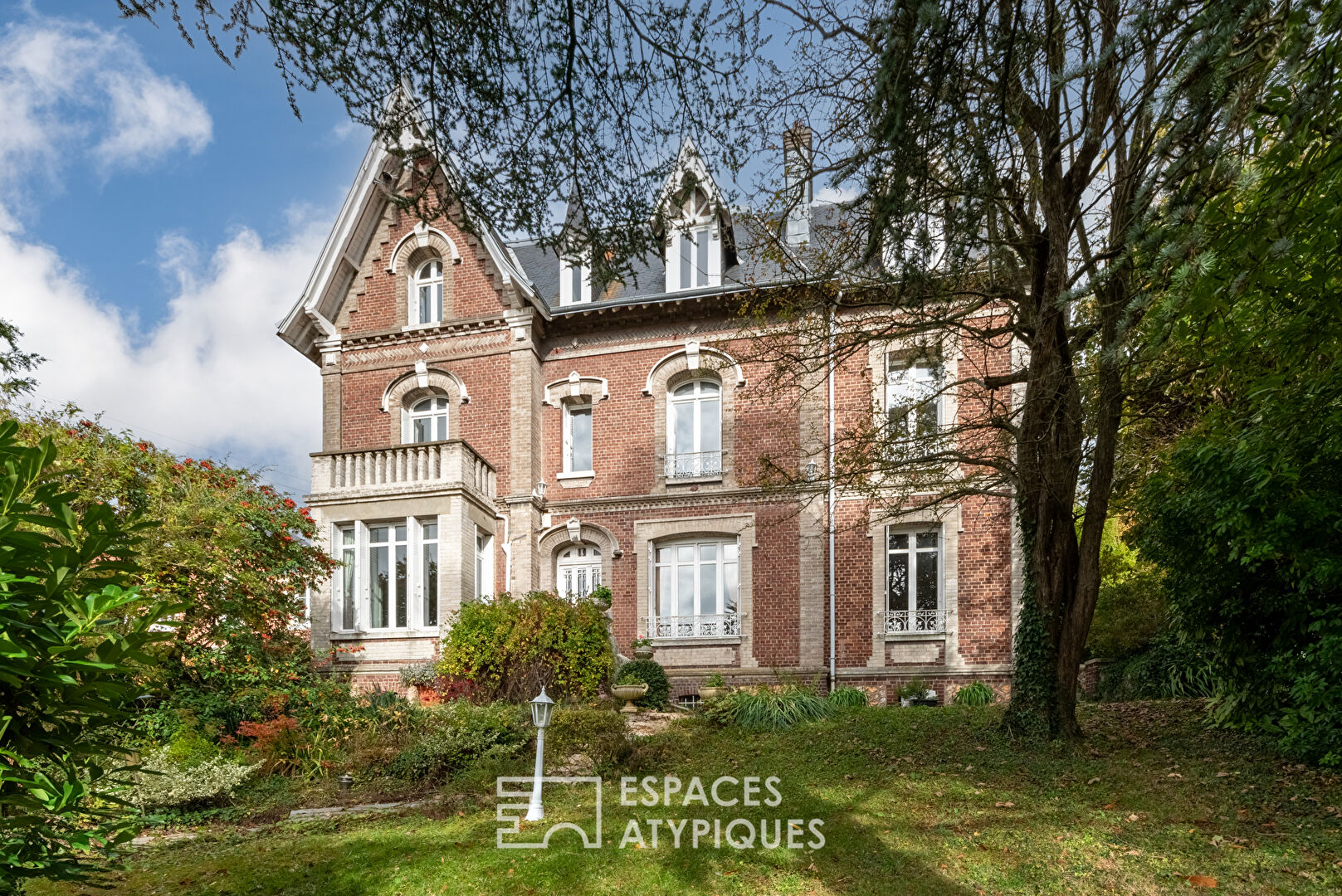 Maison bourgeoise 1900 avec jardin et arbres centenaires