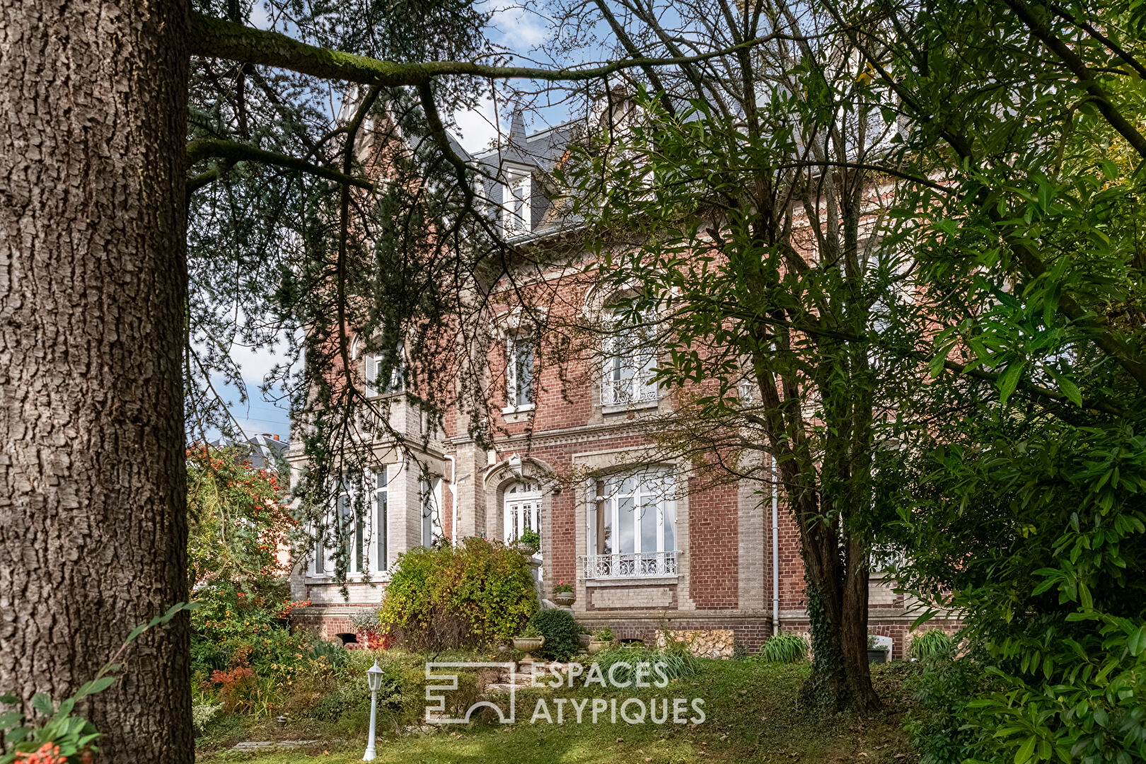 Maison bourgeoise 1900 avec jardin et arbres centenaires