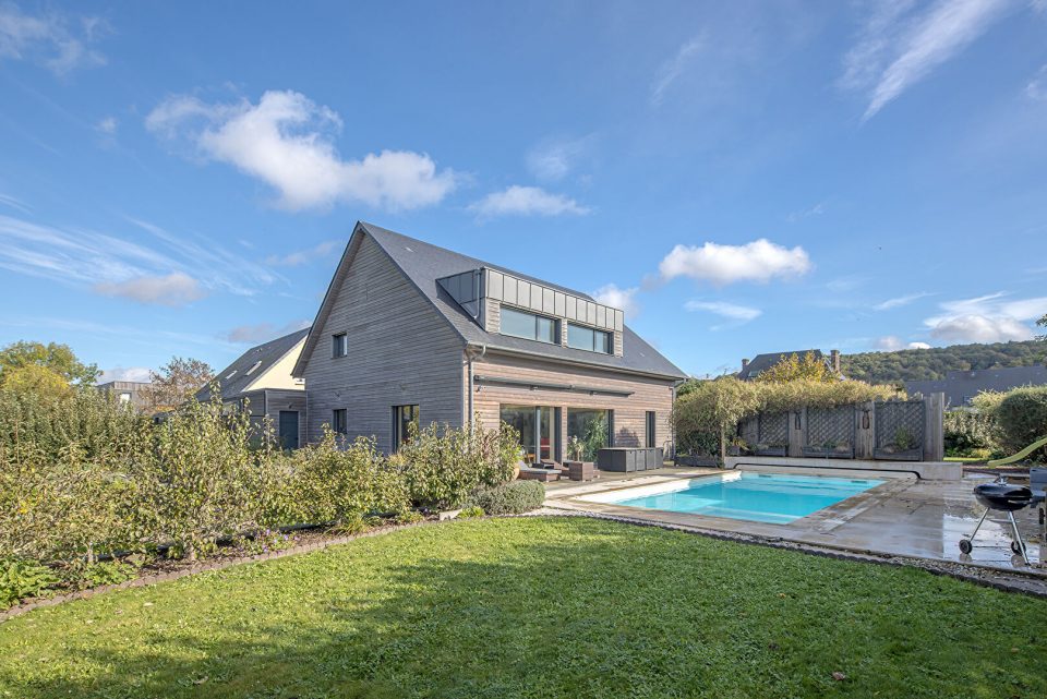 Maison passive avec piscine et jardin potager