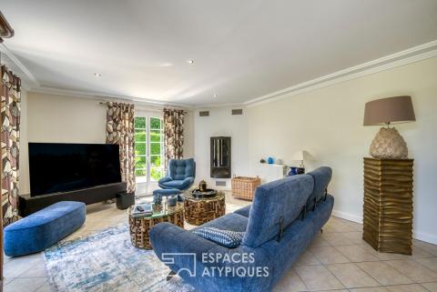 Élégante maison de plain-pied avec jardin paysager et double garage
