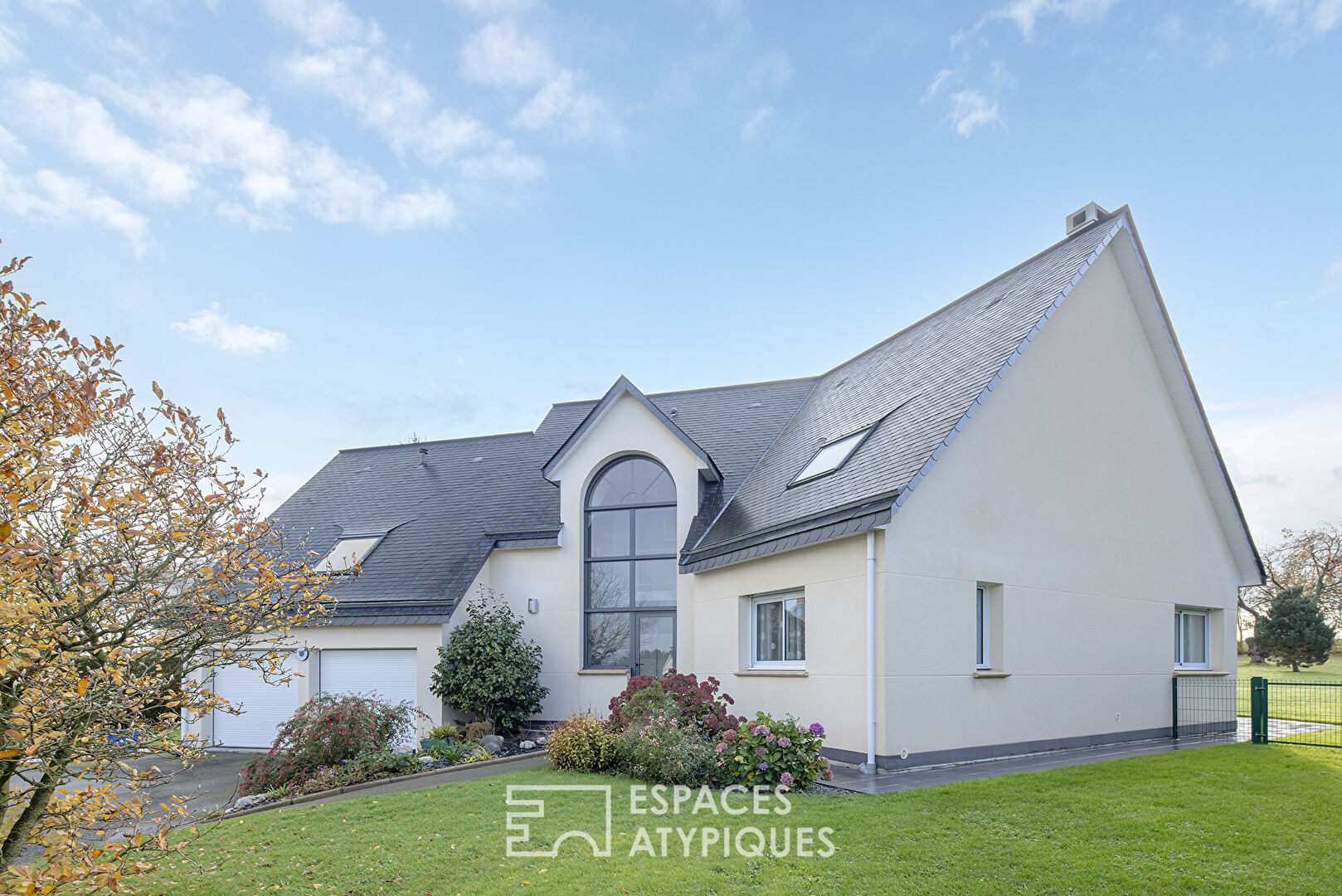 Maison d’architecte sur un terrain paysagé