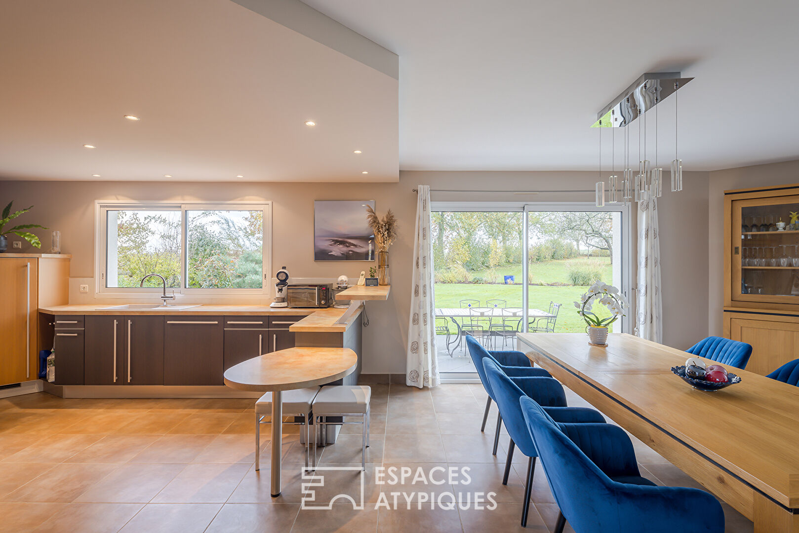 Maison d’architecte sur un terrain paysagé